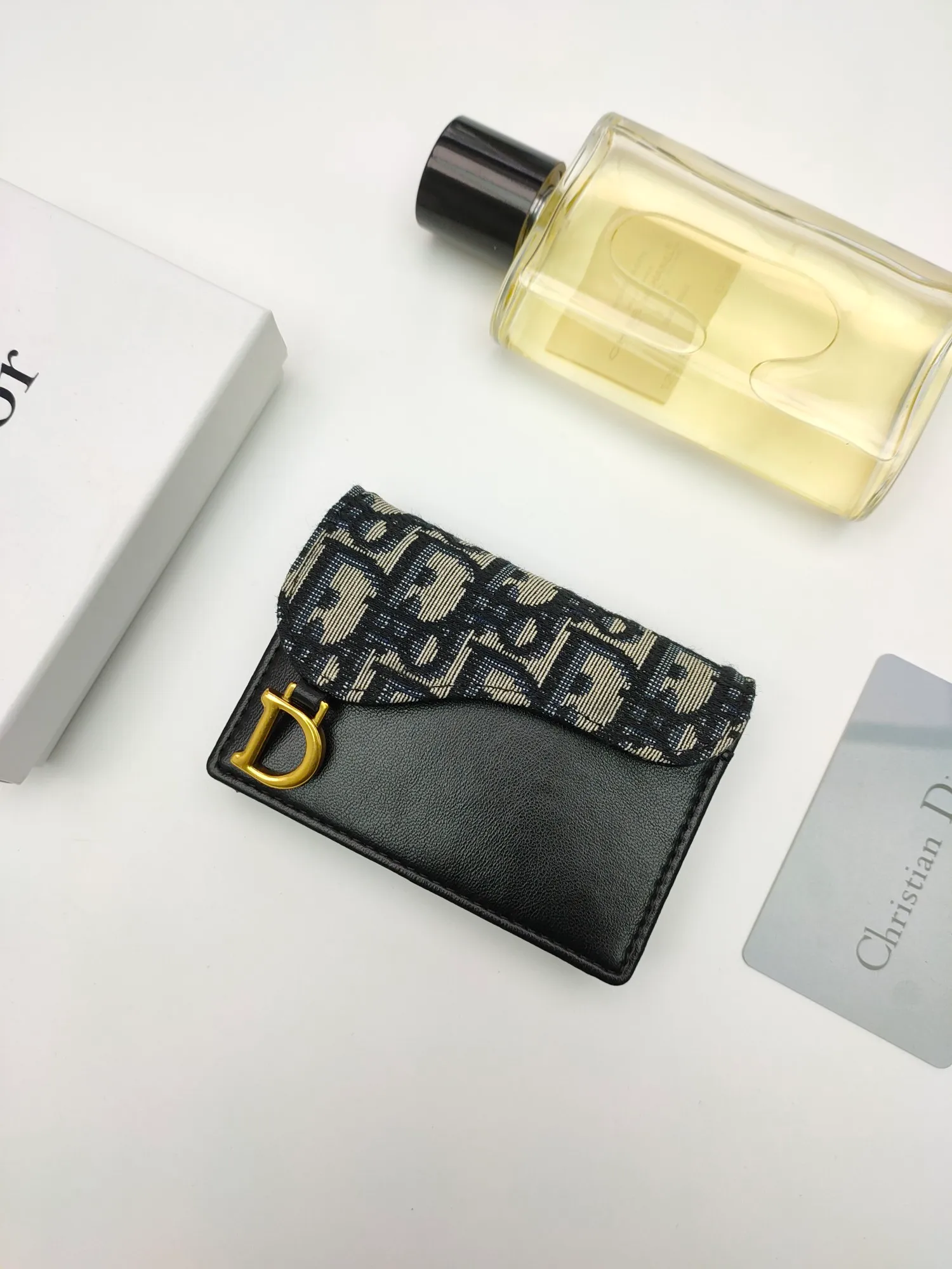￥110🌹This Dior saddle flip card holder is practical and compact👍🏻It can replace the traditional saddle wallet🎉Made of Dior Oblique printed fabric with sheepskin. It is made with exquisite craftsmanship and is durable❤️It has a spacious main compartment with 2 patch pockets and 2 card slots, which can store cash, bills and cards. Can be paired with other pieces from the saddle collection for an elegant look. Style number: S5611 Size: 11*7.5*2.5cm