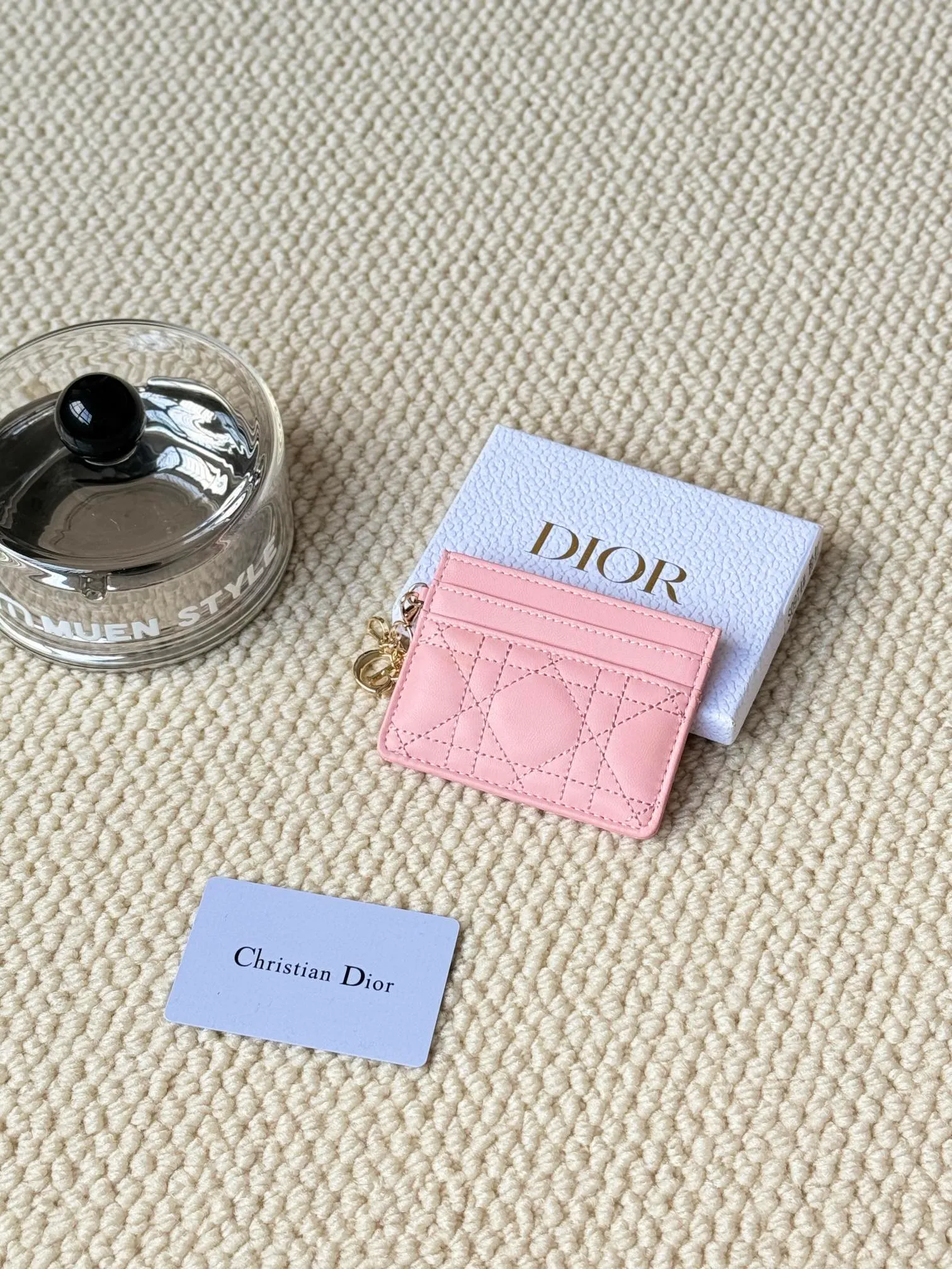 💰100LadyDior Sheepskin No.: S0974OVRB M81B T Lady Dior five-compartment card holder Product description: The color is as shown in the picture. This Lady Dior five-compartment card holder is new this season, elegant and practical. Crafted from cloudy blue patent cow leather, decorated with cannage pattern topstitching and embellished with a removable D.I.O.R. charm. Elegant and sophisticated, it has five card slots, suitable for various occasions, and can be combined with other Lady Dior