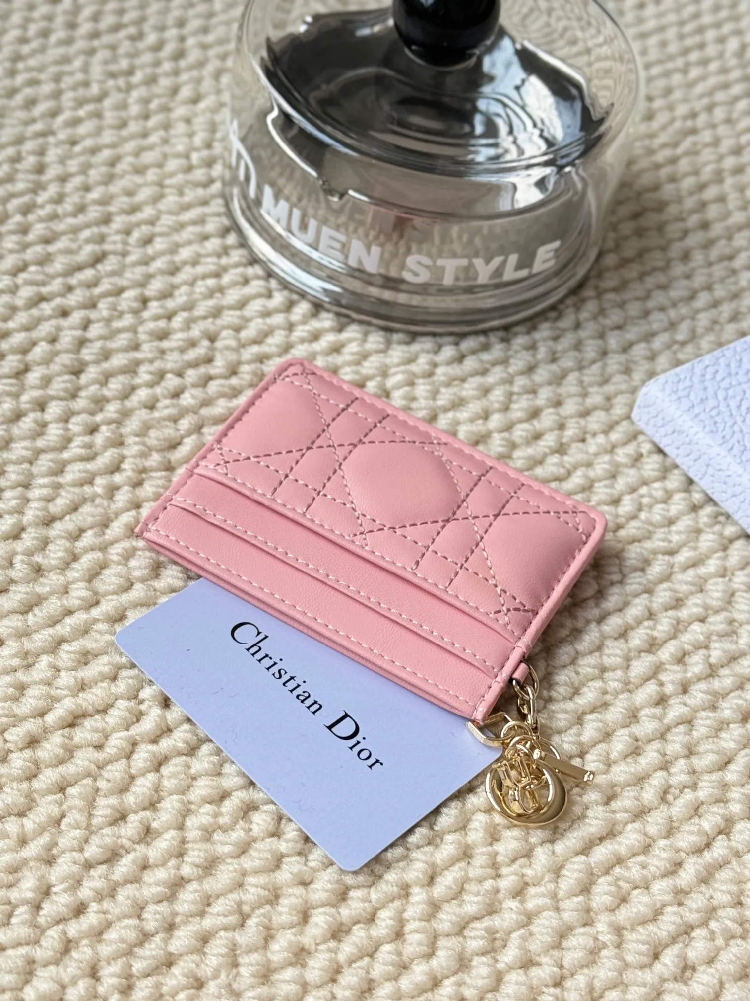 💰100LadyDior Sheepskin No.: S0974OVRB M81B T Lady Dior five-compartment card holder Product description: The color is as shown in the picture. This Lady Dior five-compartment card holder is new this season, elegant and practical. Crafted from cloudy blue patent cow leather, decorated with cannage pattern topstitching and embellished with a removable D.I.O.R. charm. Elegant and sophisticated, it has five card slots, suitable for various occasions, and can be combined with other Lady Dior