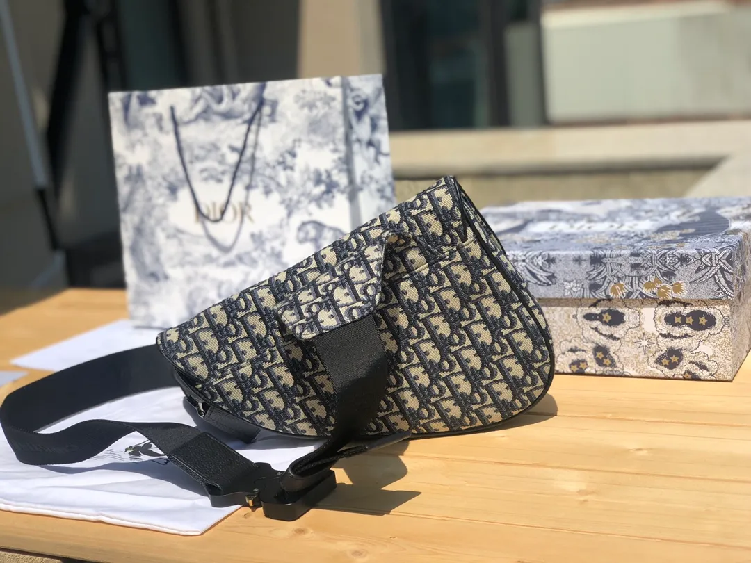 Top upgraded version 💰1500 Size: 26×19×4.5cm Dior overseas channel resources specialize in men’s saddle waist bag ❗️ This Dior saddle bag is decorated with the iconic beige and black Oblique print, highlighting its unique temperament. Continuing the iconic style design, it is equipped with a magnetic flap and hidden zipper closure, which can safely store various daily necessities. Comes with adjustable "Christian Dior" shoulder strap for shoulder or cross-body wear. Adjustable nylon "Christian Dior" signature "CD" aluminum buckle