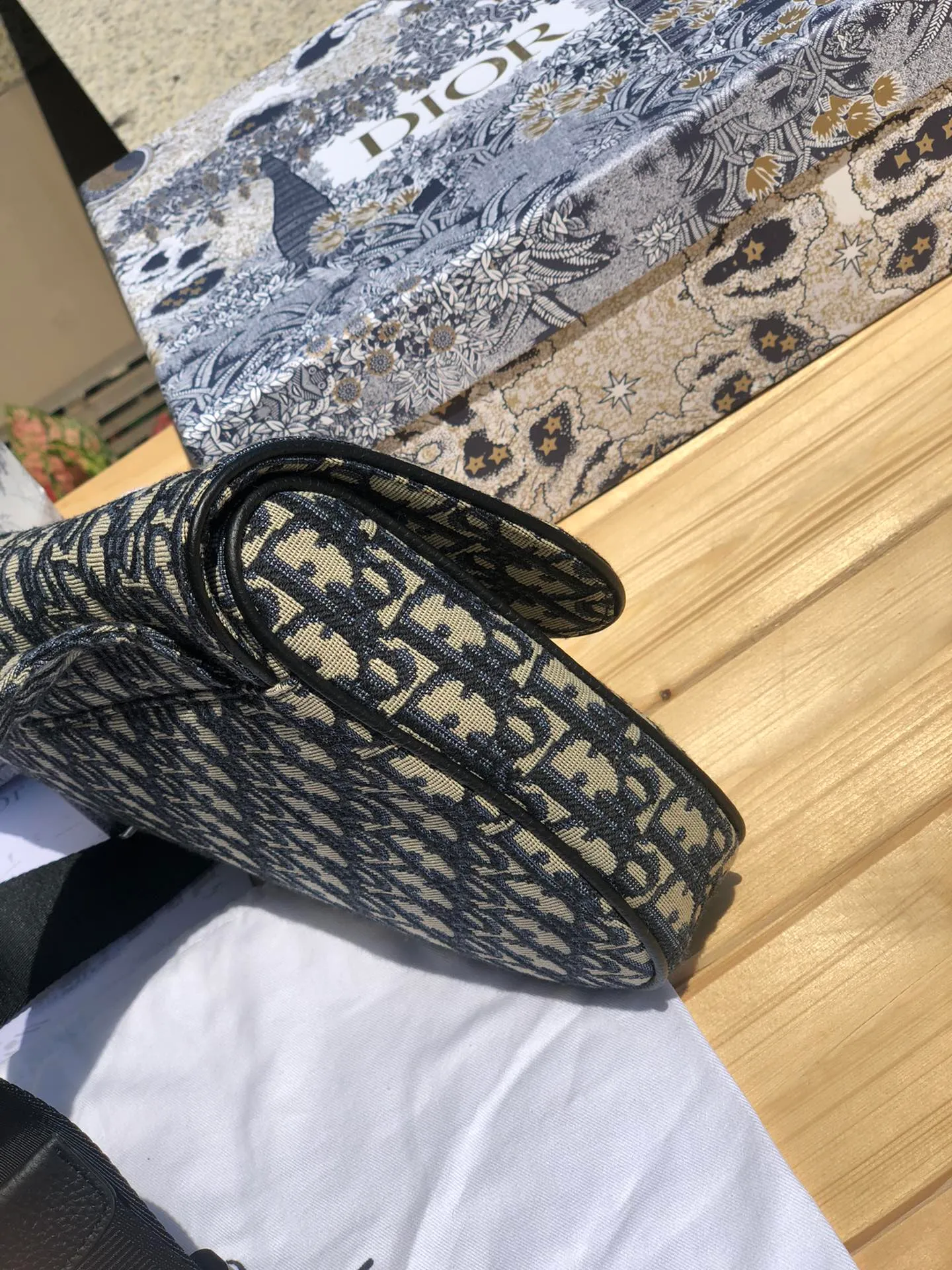 Top upgraded version 💰1500 Size: 26×19×4.5cm Dior overseas channel resources specialize in men’s saddle waist bag ❗️ This Dior saddle bag is decorated with the iconic beige and black Oblique print, highlighting its unique temperament. Continuing the iconic style design, it is equipped with a magnetic flap and hidden zipper closure, which can safely store various daily necessities. Comes with adjustable "Christian Dior" shoulder strap for shoulder or cross-body wear. Adjustable nylon "Christian Dior" signature "CD" aluminum buckle