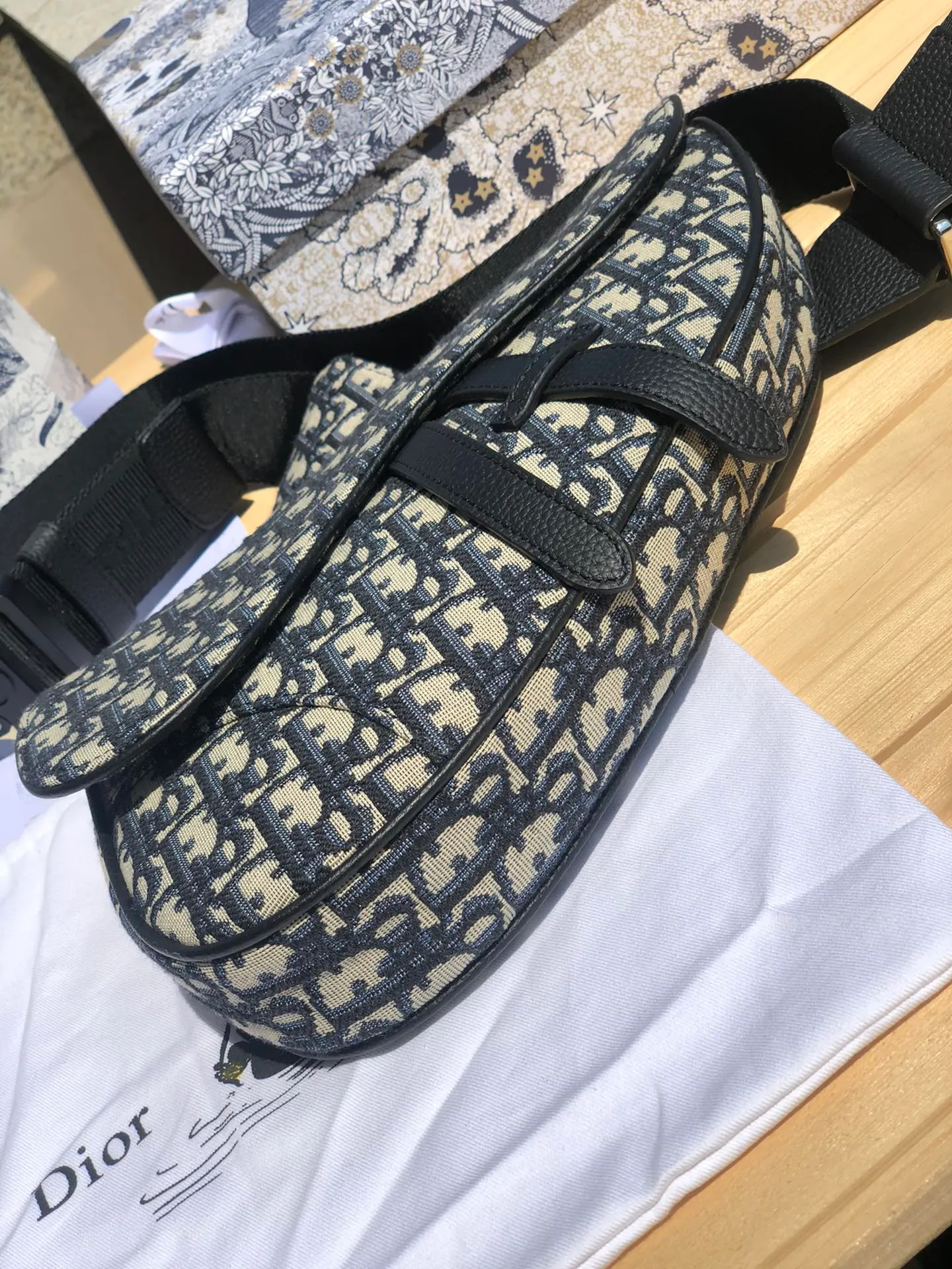 Top upgraded version 💰1500 Size: 26×19×4.5cm Dior overseas channel resources specialize in men’s saddle waist bag ❗️ This Dior saddle bag is decorated with the iconic beige and black Oblique print, highlighting its unique temperament. Continuing the iconic style design, it is equipped with a magnetic flap and hidden zipper closure, which can safely store various daily necessities. Comes with adjustable "Christian Dior" shoulder strap for shoulder or cross-body wear. Adjustable nylon "Christian Dior" signature "CD" aluminum buckle