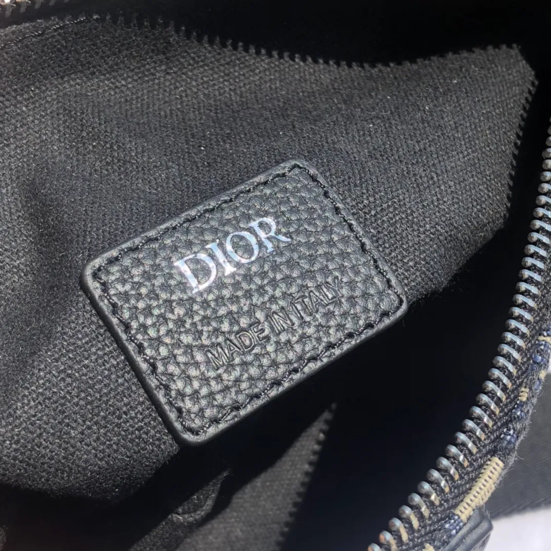 Top upgraded version 💰1500 Size: 26×19×4.5cm Dior overseas channel resources specialize in men’s saddle waist bag ❗️ This Dior saddle bag is decorated with the iconic beige and black Oblique print, highlighting its unique temperament. Continuing the iconic style design, it is equipped with a magnetic flap and hidden zipper closure, which can safely store various daily necessities. Comes with adjustable "Christian Dior" shoulder strap for shoulder or cross-body wear. Adjustable nylon "Christian Dior" signature "CD" aluminum buckle