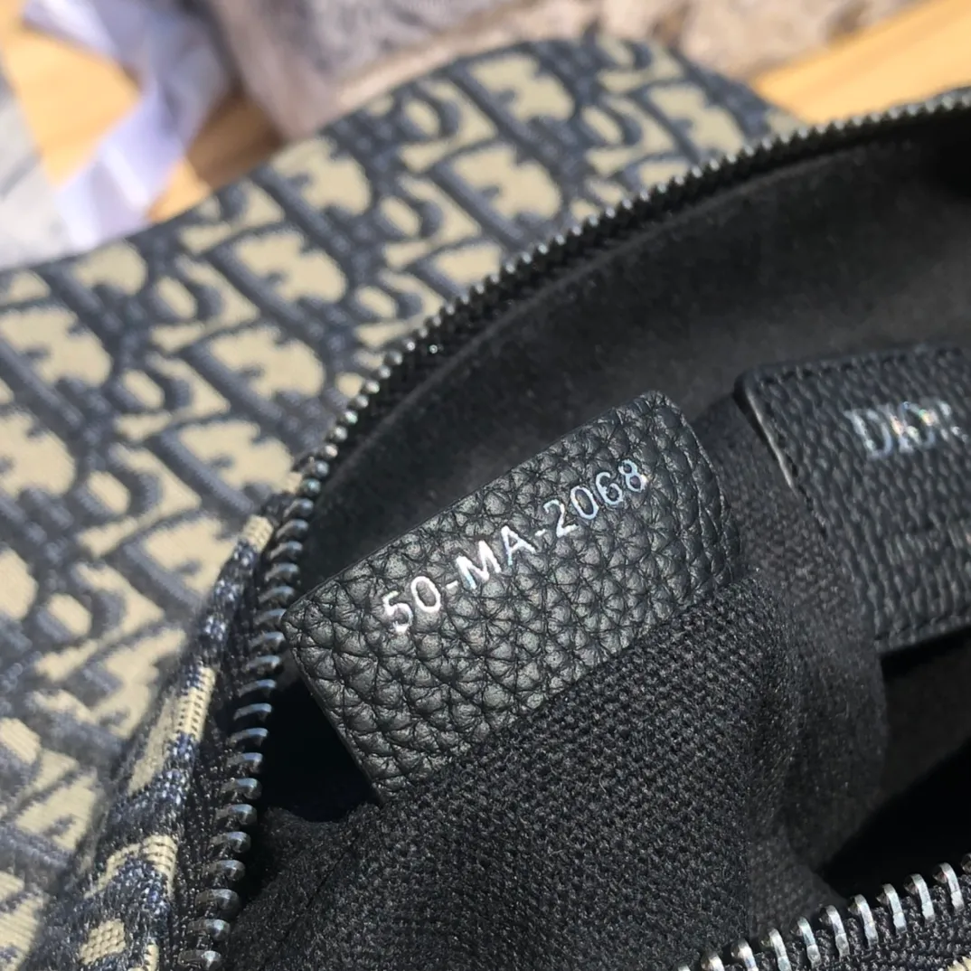 Top upgraded version 💰1500 Size: 26×19×4.5cm Dior overseas channel resources specialize in men’s saddle waist bag ❗️ This Dior saddle bag is decorated with the iconic beige and black Oblique print, highlighting its unique temperament. Continuing the iconic style design, it is equipped with a magnetic flap and hidden zipper closure, which can safely store various daily necessities. Comes with adjustable "Christian Dior" shoulder strap for shoulder or cross-body wear. Adjustable nylon "Christian Dior" signature "CD" aluminum buckle