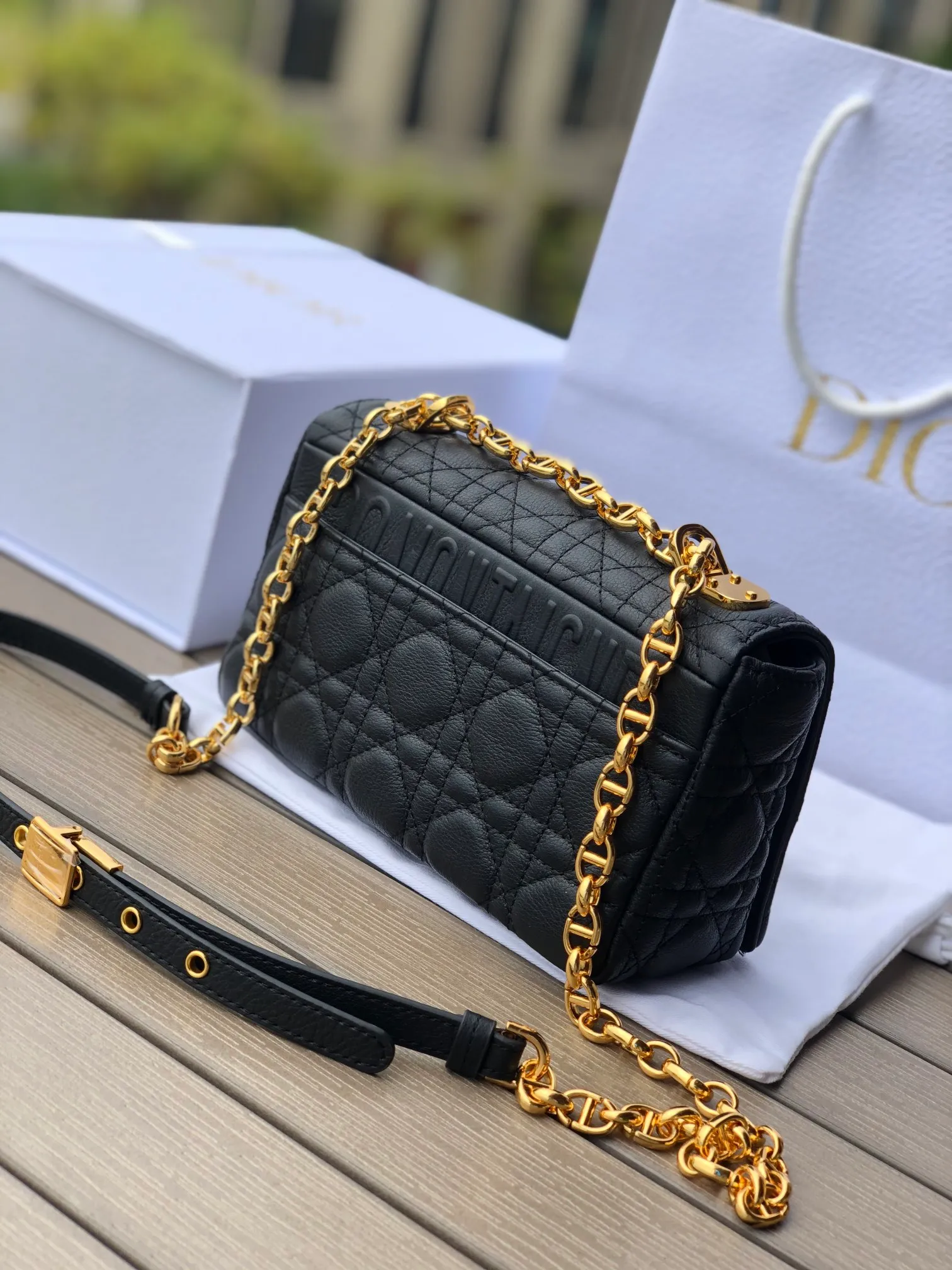 ❗️❗️❗️Free shipping with SF Express for year-end events❗️❗️❗️💰1800 Size: 20×12×7cm Specially available from Dior overseas channel resources❗️This Dior caro handbag combines elegance and modern style. Crafted from supple cow leather with cannage pattern topstitching. The flip cover is decorated with a metal knob-style "CD" clasp with an antique gold finish, and is paired with a detachable "CD" logo chain shoulder strap, which can be carried by hand, shoulder or cross-body. It can be replaced with an embroidered wide shoulder strap to embellish daily looks or add a bright finishing touch to evening wear.