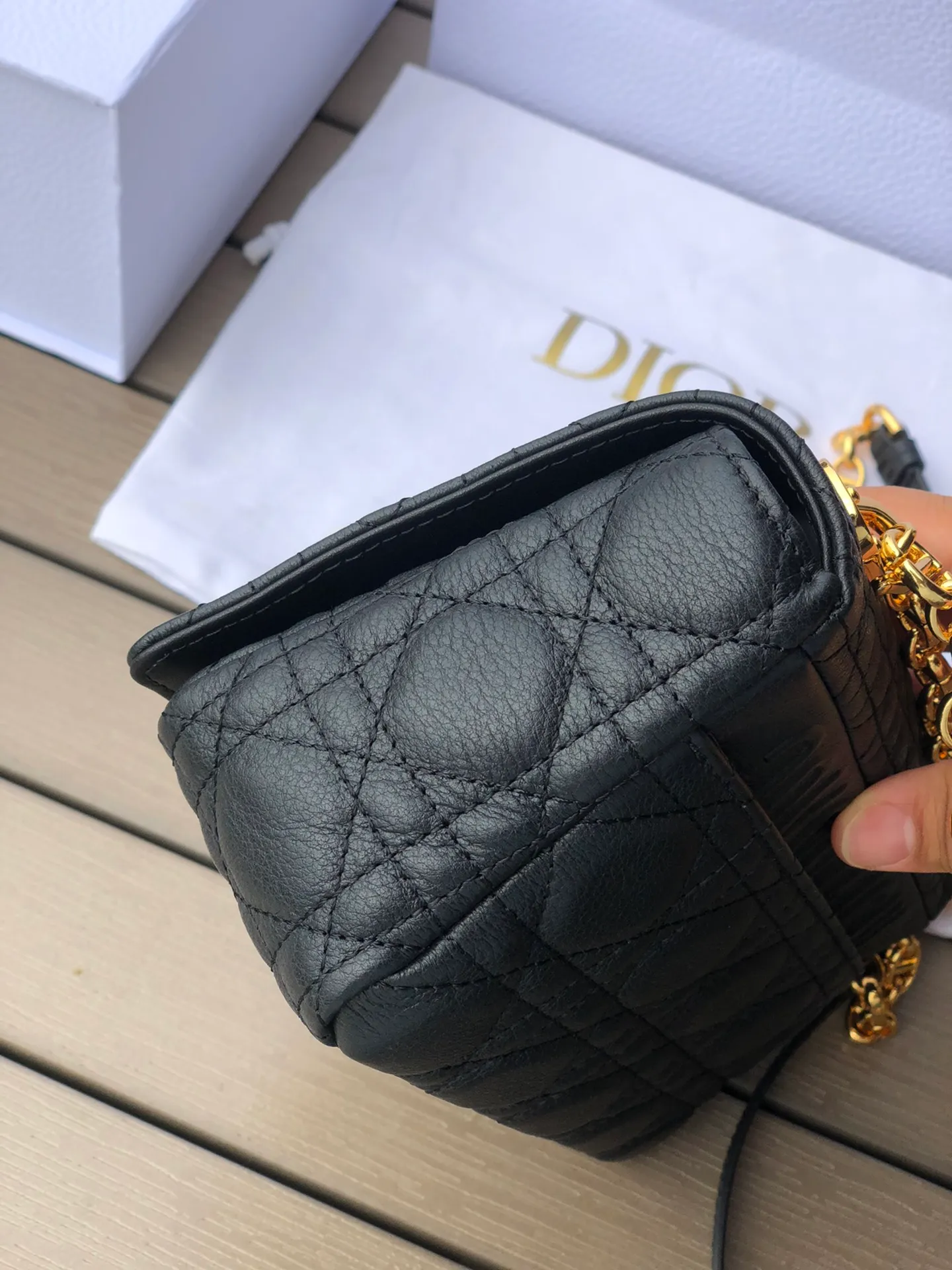 ❗️❗️❗️Free shipping with SF Express for year-end events❗️❗️❗️💰1800 Size: 20×12×7cm Specially available from Dior overseas channel resources❗️This Dior caro handbag combines elegance and modern style. Crafted from supple cow leather with cannage pattern topstitching. The flip cover is decorated with a metal knob-style "CD" clasp with an antique gold finish, and is paired with a detachable "CD" logo chain shoulder strap, which can be carried by hand, shoulder or cross-body. It can be replaced with an embroidered wide shoulder strap to embellish daily looks or add a bright finishing touch to evening wear.