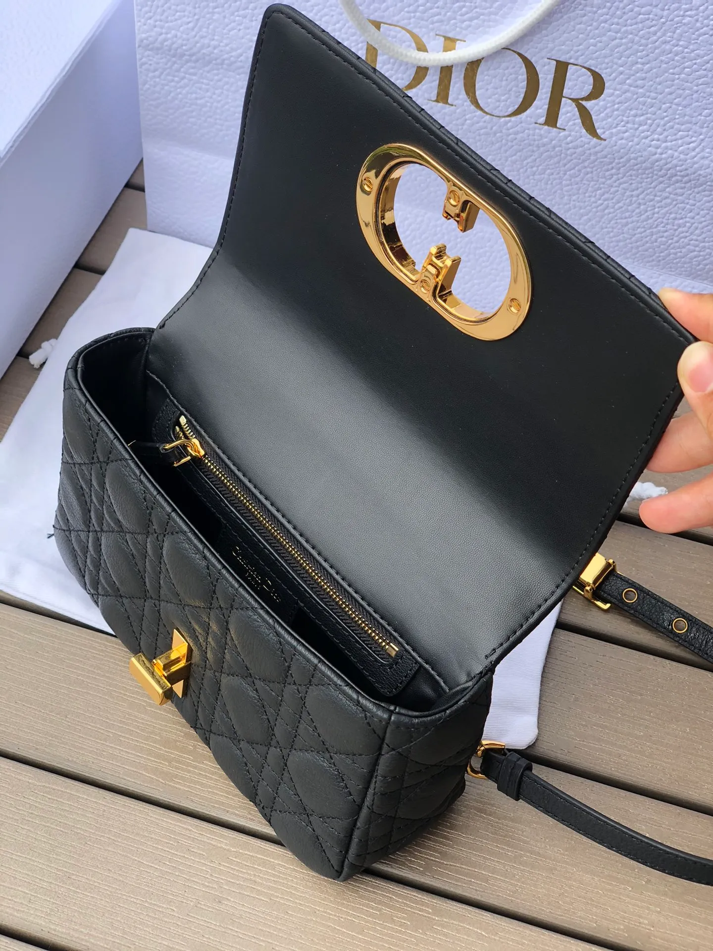 ❗️❗️❗️Free shipping with SF Express for year-end events❗️❗️❗️💰1800 Size: 20×12×7cm Specially available from Dior overseas channel resources❗️This Dior caro handbag combines elegance and modern style. Crafted from supple cow leather with cannage pattern topstitching. The flip cover is decorated with a metal knob-style "CD" clasp with an antique gold finish, and is paired with a detachable "CD" logo chain shoulder strap, which can be carried by hand, shoulder or cross-body. It can be replaced with an embroidered wide shoulder strap to embellish daily looks or add a bright finishing touch to evening wear.