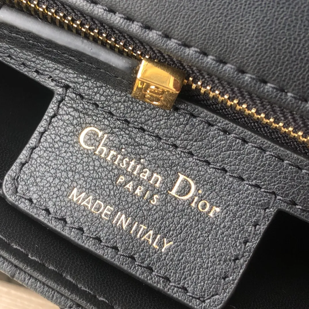 ❗️❗️❗️Free shipping with SF Express for year-end events❗️❗️❗️💰1800 Size: 20×12×7cm Specially available from Dior overseas channel resources❗️This Dior caro handbag combines elegance and modern style. Crafted from supple cow leather with cannage pattern topstitching. The flip cover is decorated with a metal knob-style "CD" clasp with an antique gold finish, and is paired with a detachable "CD" logo chain shoulder strap, which can be carried by hand, shoulder or cross-body. It can be replaced with an embroidered wide shoulder strap to embellish daily looks or add a bright finishing touch to evening wear.