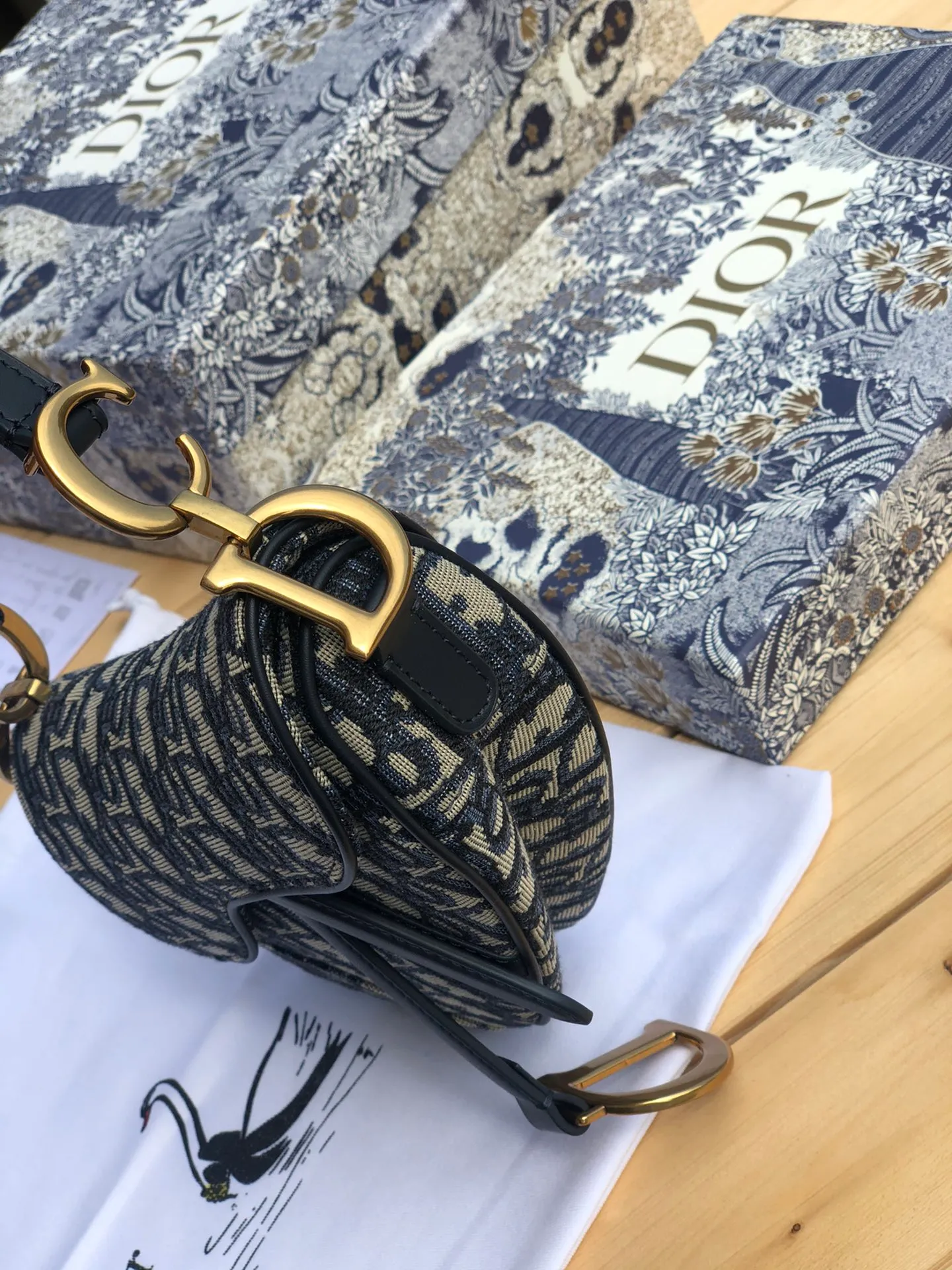 Top upgraded version 💰1300 Size: 21×18×5cm Dior overseas channel resources specialize in saddle bag small size ❗️The most classic color of Dior Saddle Bag is of course Oblique jacquard, embellished with cow leather and golden retro metal accessories. Can be used as a shoulder or hand carry. The bag cover presents a natural curvature, and the flip-top suction buckle design is simple and elegant, highlighting the perfect and exquisite craftsmanship of the bag. This saddle bag caused a sensation in the fashion world when it was first launched, not only leading the trend of retro style. The Dior saddle bag is a retro tool. Pick it up and you will immediately get the strongest retro style.