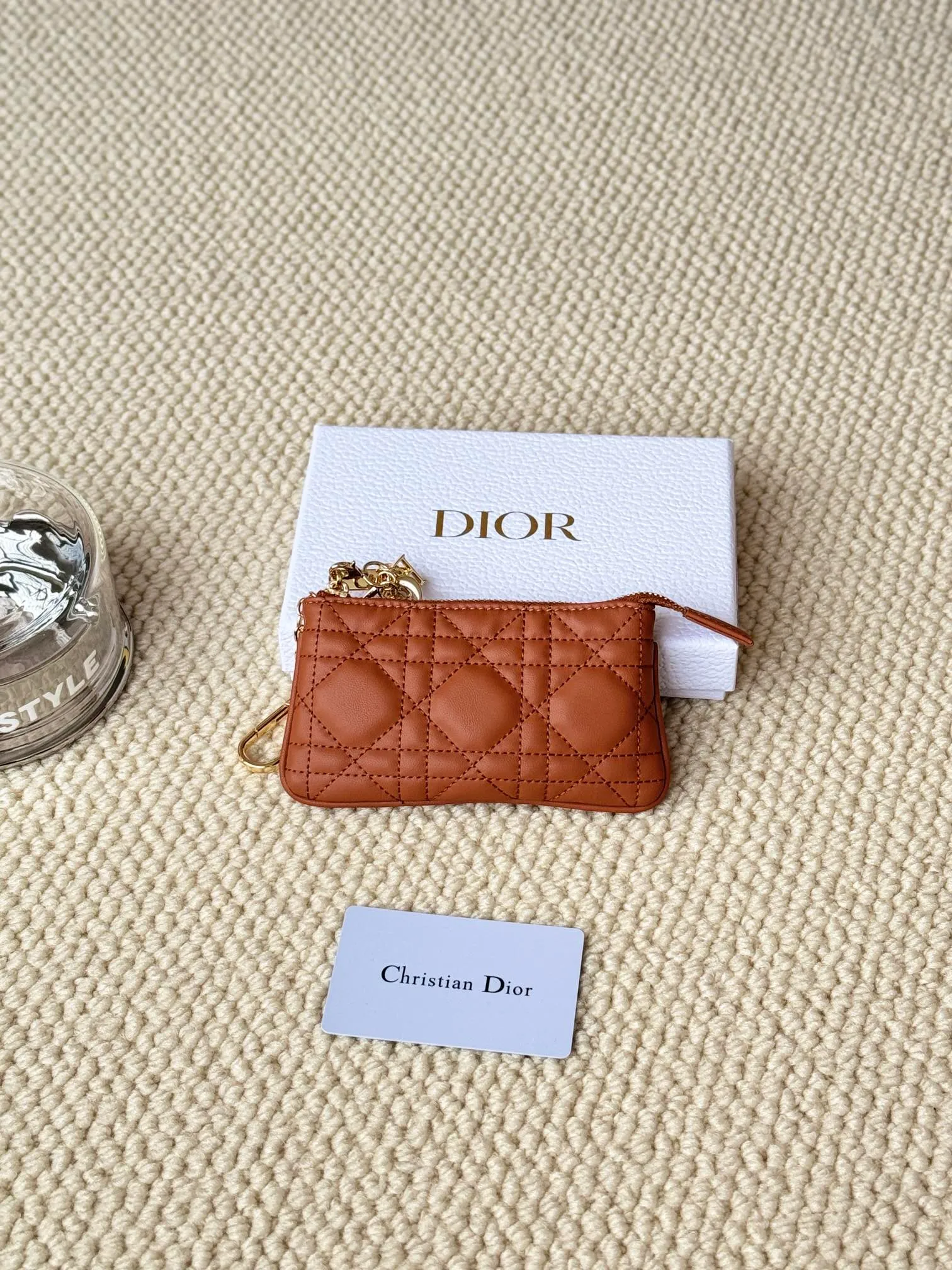 💰150 lambskin makes a zippered coin purse and key bag. Small, cute and mini. Size: 14.5*7.6cm Model: S0972UWHC_M30G This Dior Caro card holder is elegant and practical. Made of soft lambskin, carefully crafted and decorated with cannage pattern topstitching. Coin purse and key case 🔑 Compact and practical, unique and can store various daily necessities, suitable for various occasions.