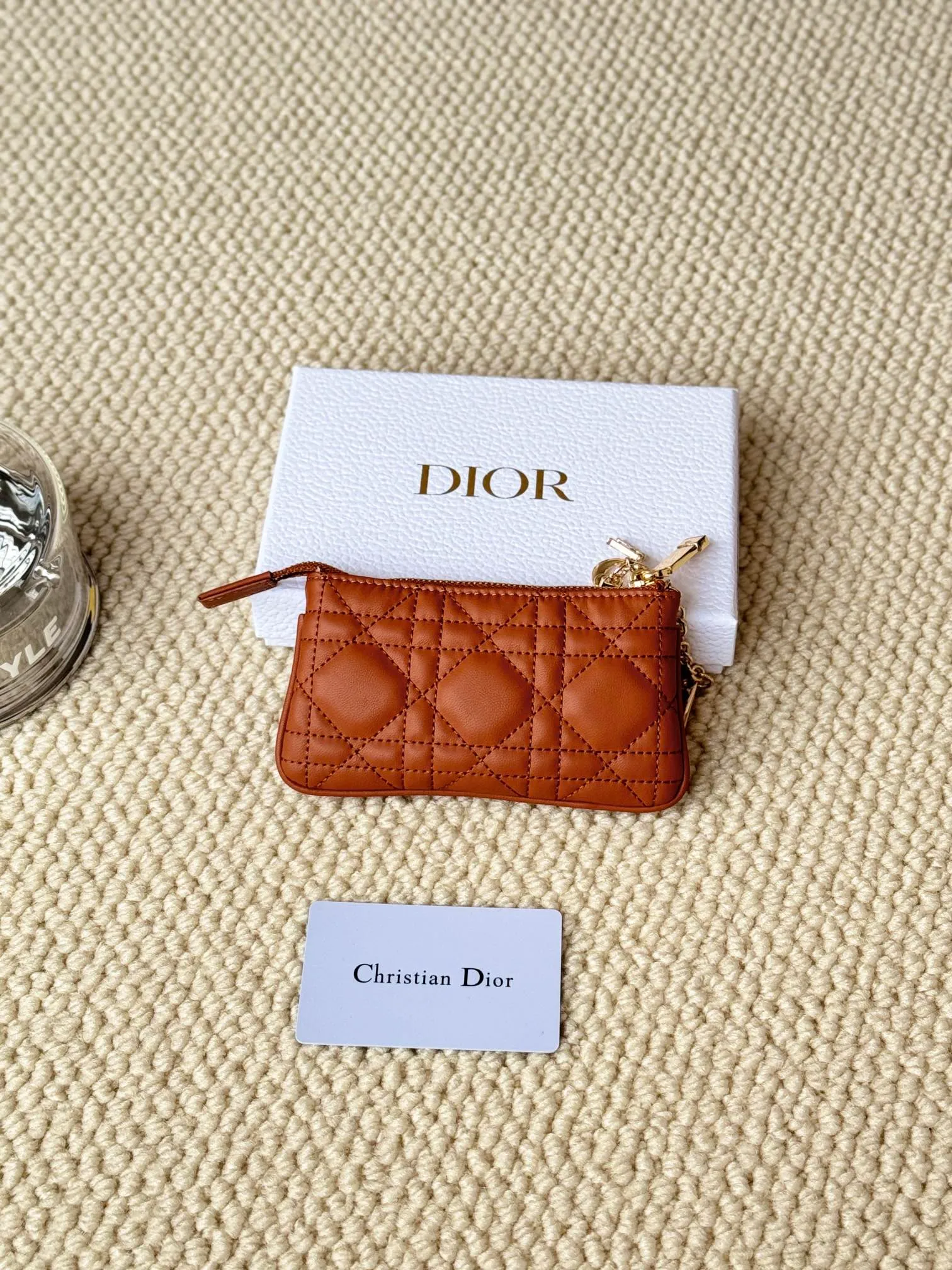 💰150 lambskin makes a zippered coin purse and key bag. Small, cute and mini. Size: 14.5*7.6cm Model: S0972UWHC_M30G This Dior Caro card holder is elegant and practical. Made of soft lambskin, carefully crafted and decorated with cannage pattern topstitching. Coin purse and key case 🔑 Compact and practical, unique and can store various daily necessities, suitable for various occasions.