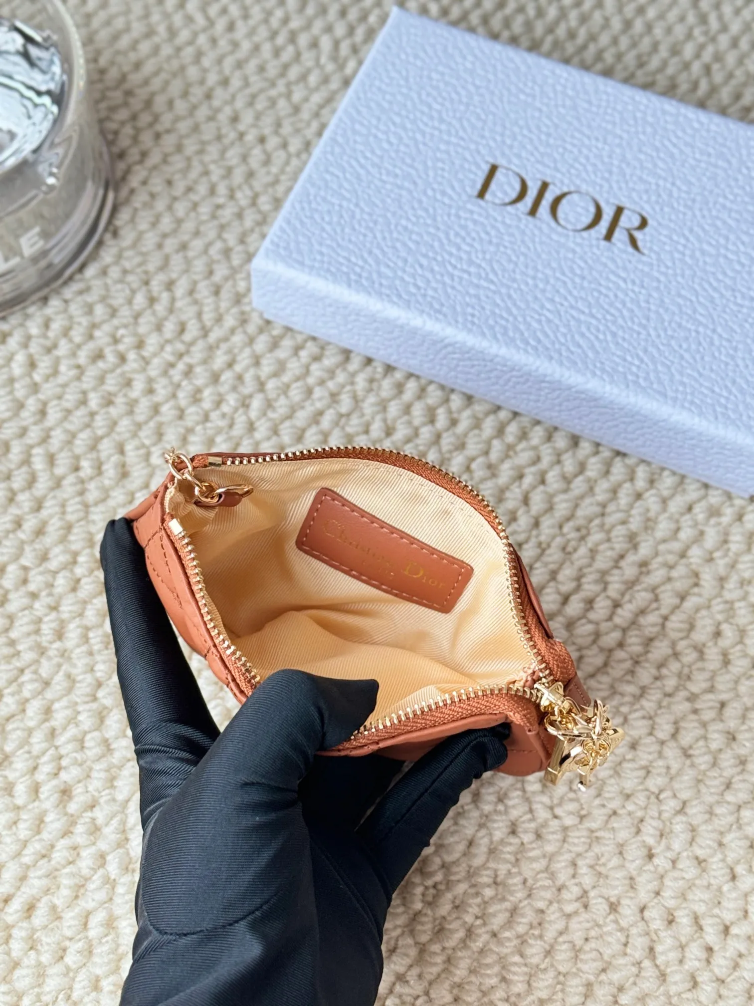 💰150 lambskin makes a zippered coin purse and key bag. Small, cute and mini. Size: 14.5*7.6cm Model: S0972UWHC_M30G This Dior Caro card holder is elegant and practical. Made of soft lambskin, carefully crafted and decorated with cannage pattern topstitching. Coin purse and key case 🔑 Compact and practical, unique and can store various daily necessities, suitable for various occasions.