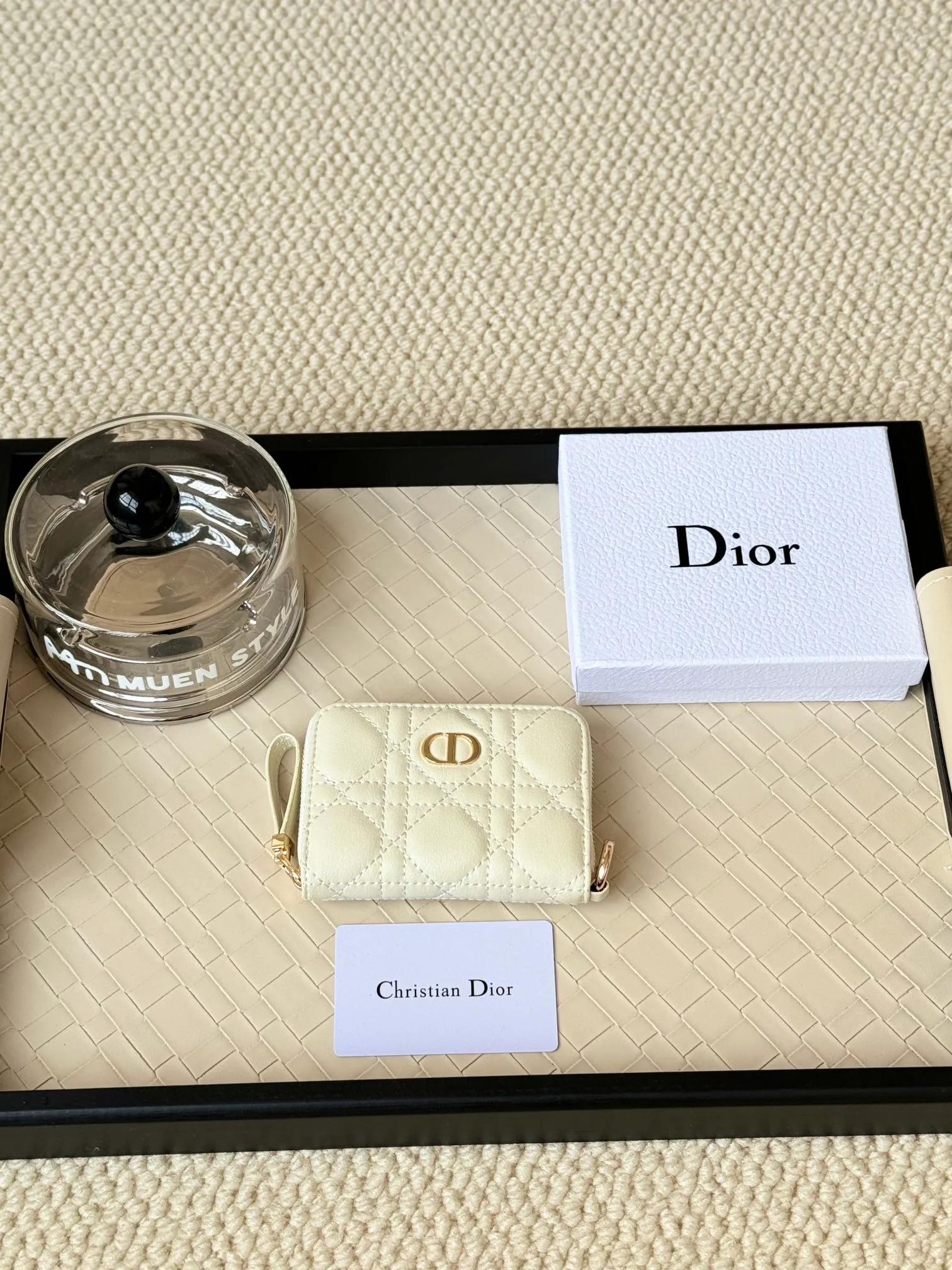 💰150 Dior New Caro Zippered Card Holder I love it. I originally wanted to buy a wallet, but I fell in love with this card holder. The size is just right and there are enough card slots. When Sydney is on lockdown and you can't go to the store, SA will send you photos and payment links. It's very convenient. I paid in the morning and received it in the afternoon. I think it looks better than the zipper card holder in C. The small metal ring next to the zipper is convenient for connecting the card holder to the bag and is not easy to lose. The calfskin material feels great. No.: S5034 Carol grain (size 9*11cm)
