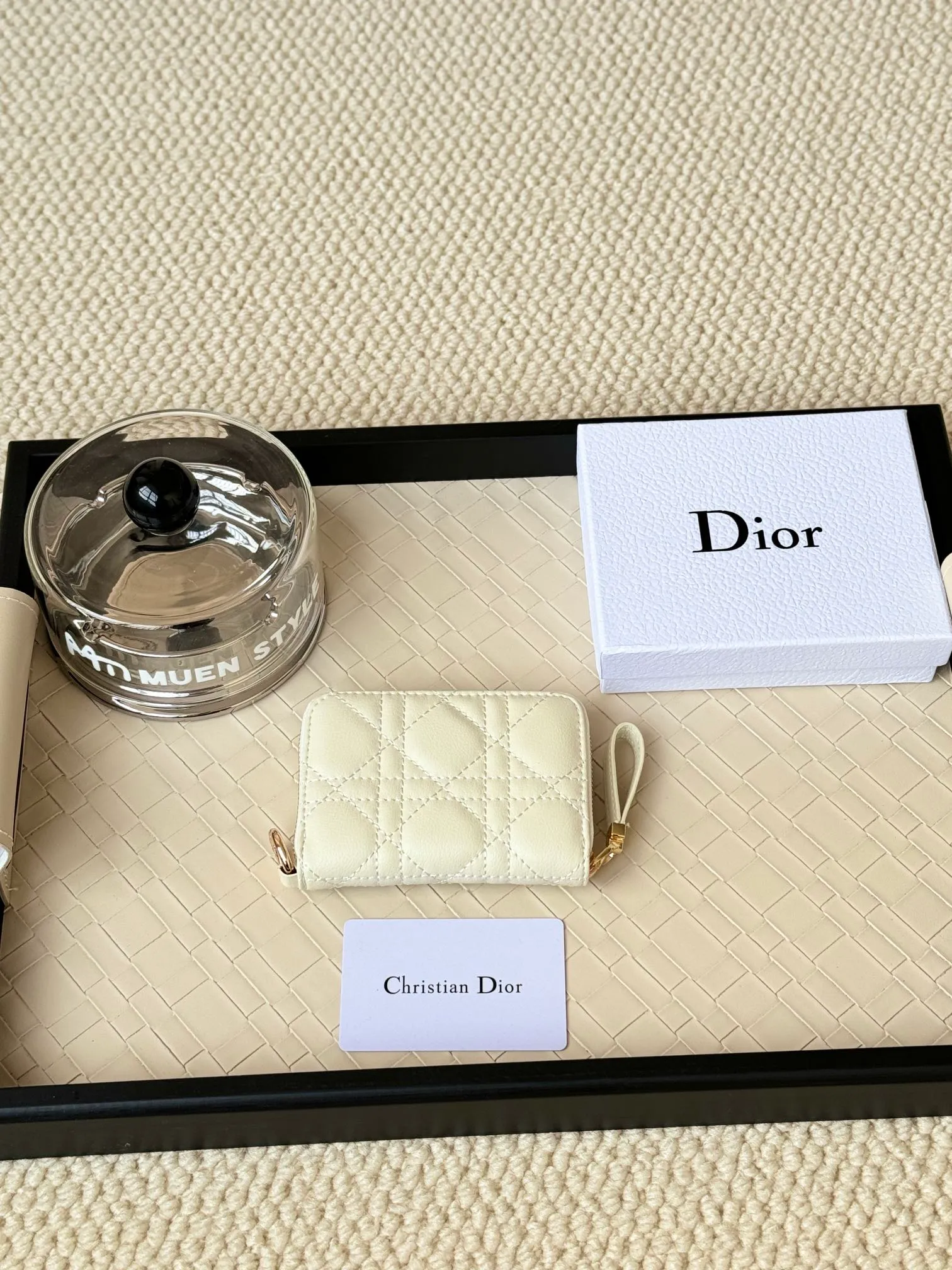 💰150 Dior New Caro Zippered Card Holder I love it. I originally wanted to buy a wallet, but I fell in love with this card holder. The size is just right and there are enough card slots. When Sydney is on lockdown and you can't go to the store, SA will send you photos and payment links. It's very convenient. I paid in the morning and received it in the afternoon. I think it looks better than the zipper card holder in C. The small metal ring next to the zipper is convenient for connecting the card holder to the bag and is not easy to lose. The calfskin material feels great. No.: S5034 Carol grain (size 9*11cm)