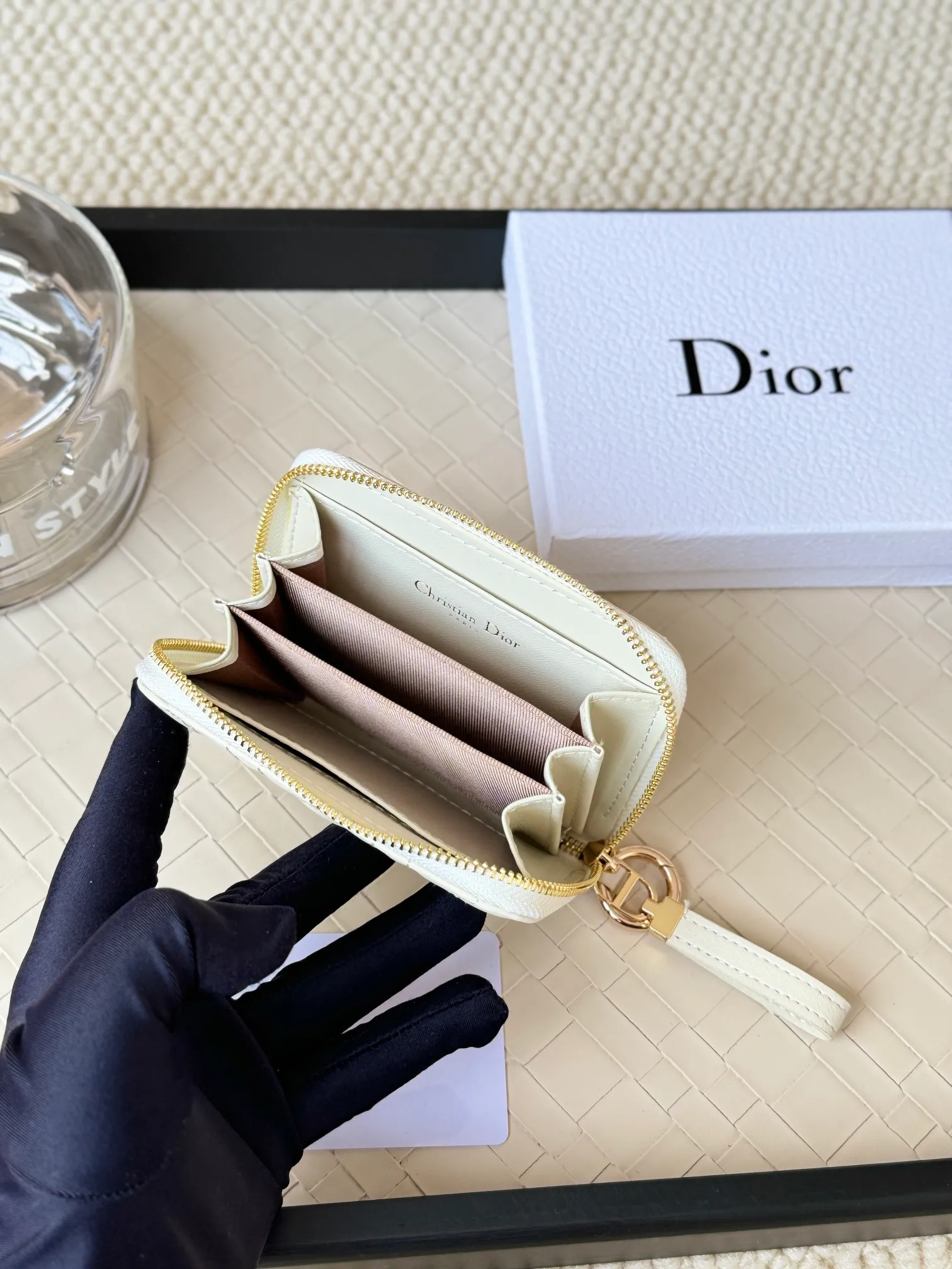 💰150 Dior New Caro Zippered Card Holder I love it. I originally wanted to buy a wallet, but I fell in love with this card holder. The size is just right and there are enough card slots. When Sydney is on lockdown and you can't go to the store, SA will send you photos and payment links. It's very convenient. I paid in the morning and received it in the afternoon. I think it looks better than the zipper card holder in C. The small metal ring next to the zipper is convenient for connecting the card holder to the bag and is not easy to lose. The calfskin material feels great. No.: S5034 Carol grain (size 9*11cm)