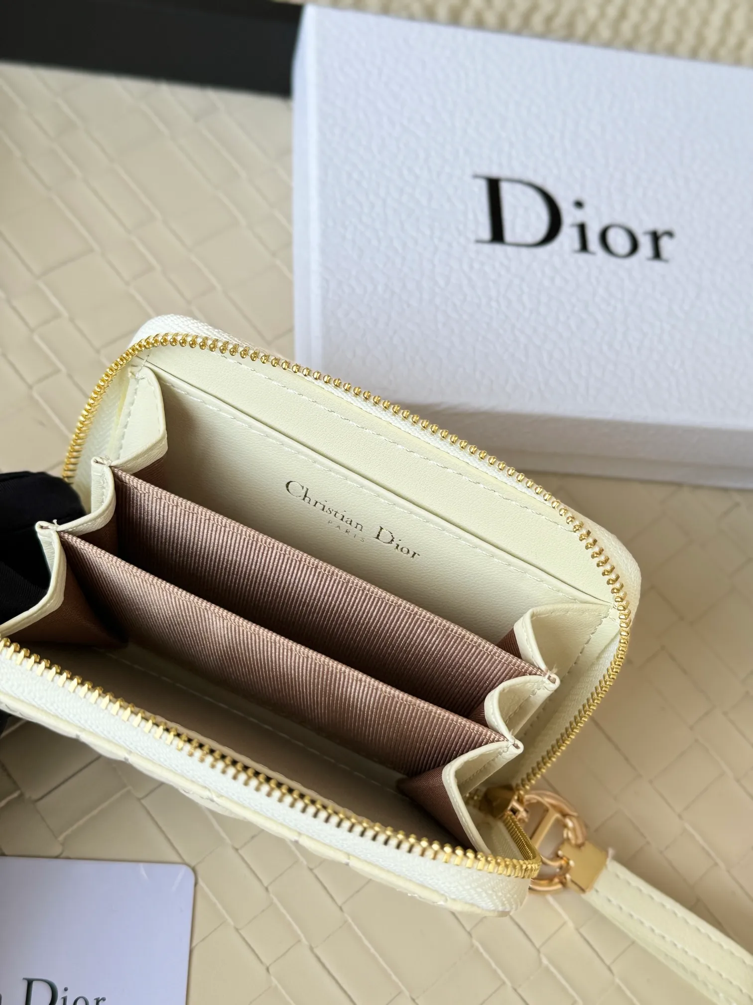 💰150 Dior New Caro Zippered Card Holder I love it. I originally wanted to buy a wallet, but I fell in love with this card holder. The size is just right and there are enough card slots. When Sydney is on lockdown and you can't go to the store, SA will send you photos and payment links. It's very convenient. I paid in the morning and received it in the afternoon. I think it looks better than the zipper card holder in C. The small metal ring next to the zipper is convenient for connecting the card holder to the bag and is not easy to lose. The calfskin material feels great. No.: S5034 Carol grain (size 9*11cm)