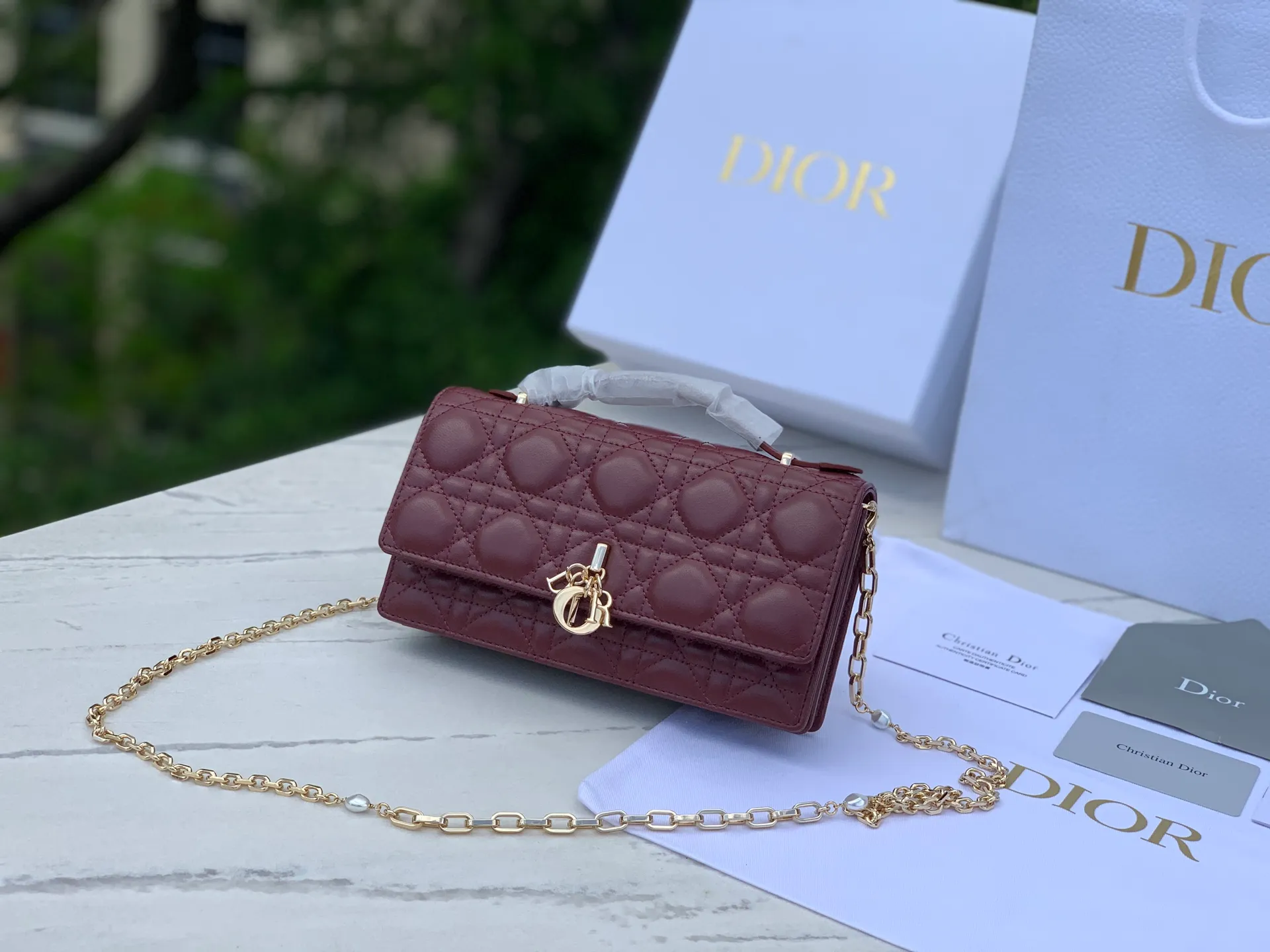 Top upgraded version 💰1760 Size: 21 x 11.5 x 4.5cm Lady Dior Woc handle pearl chain bag, new style for spring and summer, carefully made of sheepskin, decorated with rattan pattern, flip cover design with D.I.O.R. charm to enhance the style. The practical style has multiple compartments and card slots to store a variety of daily essentials, making it an ideal companion for day and evening wear. Carry by hand or cross-body with top handle and detachable chain embellished with resin beads.