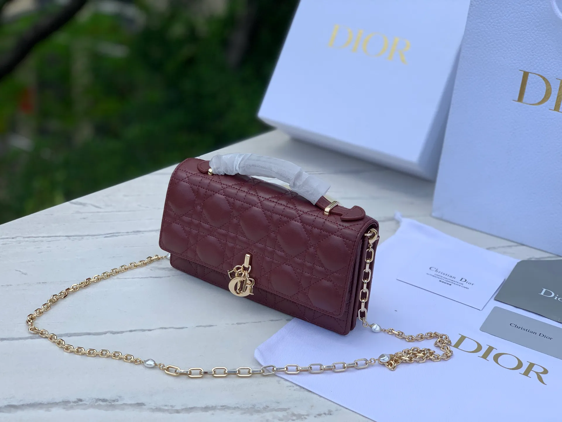 Top upgraded version 💰1760 Size: 21 x 11.5 x 4.5cm Lady Dior Woc handle pearl chain bag, new style for spring and summer, carefully made of sheepskin, decorated with rattan pattern, flip cover design with D.I.O.R. charm to enhance the style. The practical style has multiple compartments and card slots to store a variety of daily essentials, making it an ideal companion for day and evening wear. Carry by hand or cross-body with top handle and detachable chain embellished with resin beads.