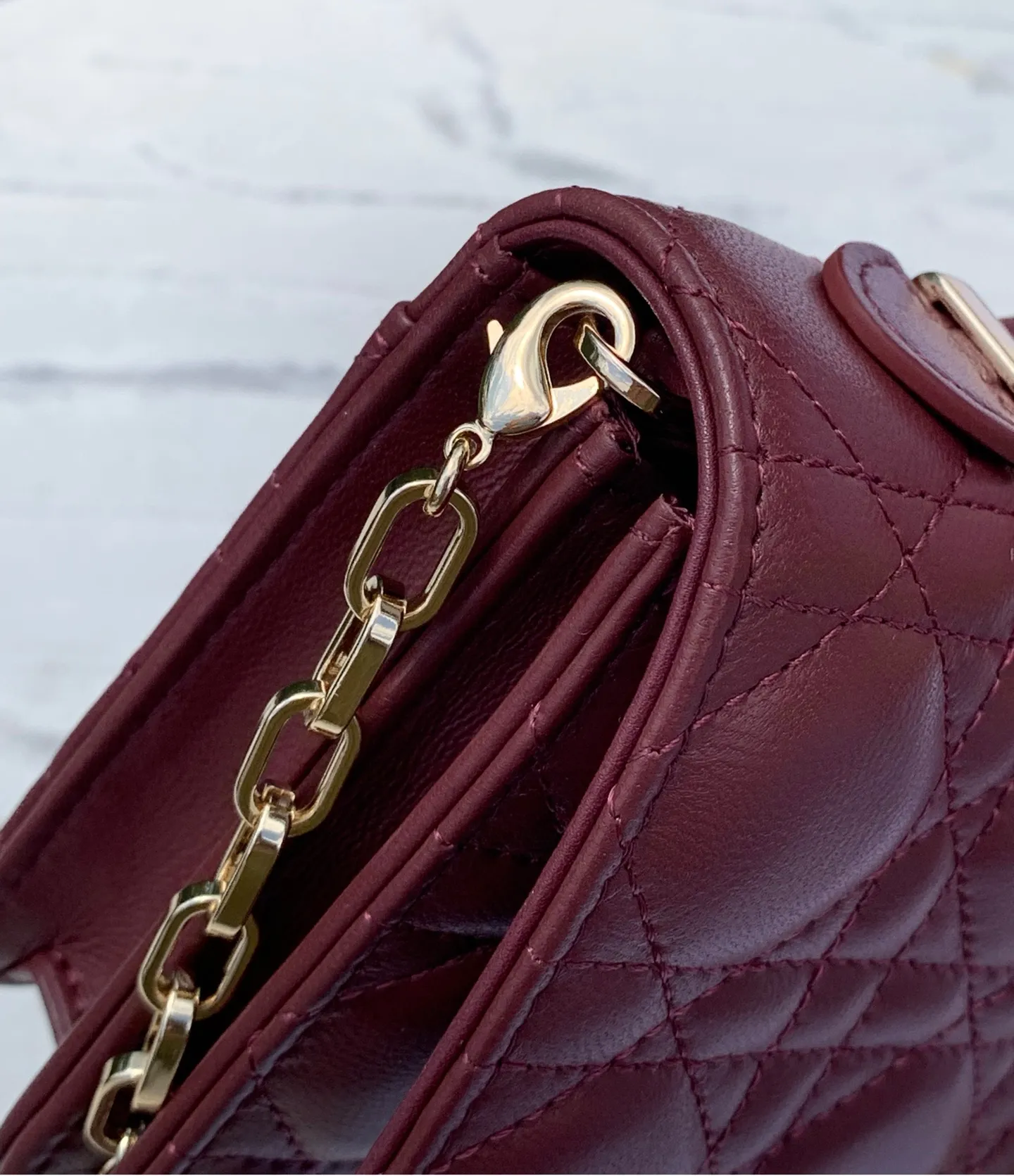 Top upgraded version 💰1760 Size: 21 x 11.5 x 4.5cm Lady Dior Woc handle pearl chain bag, new style for spring and summer, carefully made of sheepskin, decorated with rattan pattern, flip cover design with D.I.O.R. charm to enhance the style. The practical style has multiple compartments and card slots to store a variety of daily essentials, making it an ideal companion for day and evening wear. Carry by hand or cross-body with top handle and detachable chain embellished with resin beads.