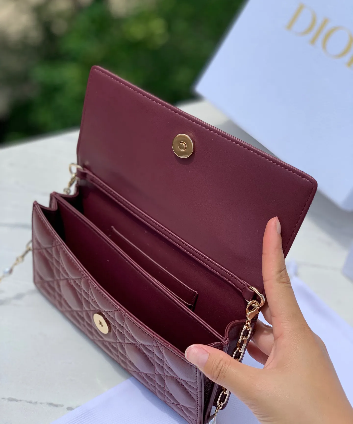 Top upgraded version 💰1760 Size: 21 x 11.5 x 4.5cm Lady Dior Woc handle pearl chain bag, new style for spring and summer, carefully made of sheepskin, decorated with rattan pattern, flip cover design with D.I.O.R. charm to enhance the style. The practical style has multiple compartments and card slots to store a variety of daily essentials, making it an ideal companion for day and evening wear. Carry by hand or cross-body with top handle and detachable chain embellished with resin beads.