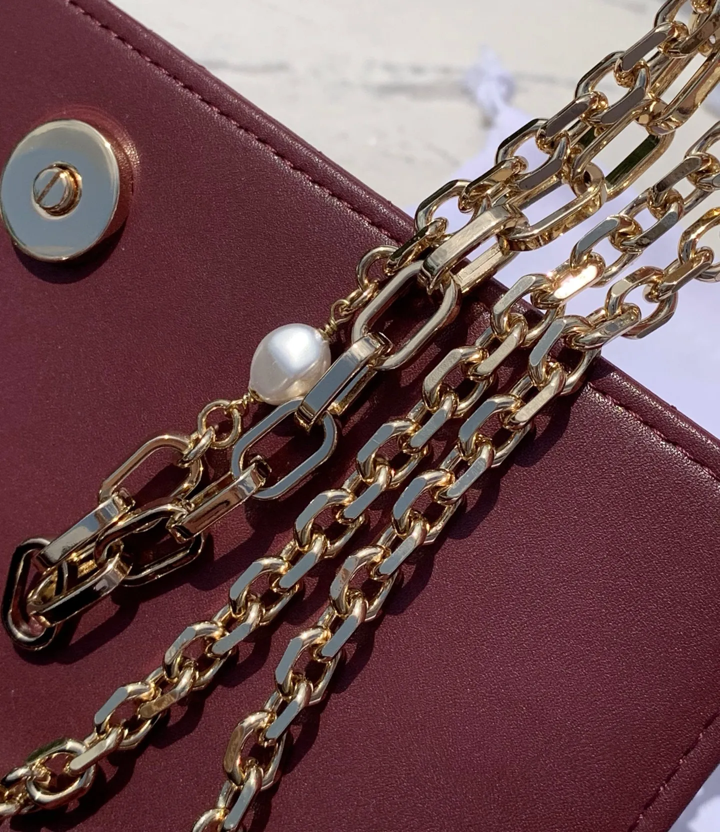Top upgraded version 💰1760 Size: 21 x 11.5 x 4.5cm Lady Dior Woc handle pearl chain bag, new style for spring and summer, carefully made of sheepskin, decorated with rattan pattern, flip cover design with D.I.O.R. charm to enhance the style. The practical style has multiple compartments and card slots to store a variety of daily essentials, making it an ideal companion for day and evening wear. Carry by hand or cross-body with top handle and detachable chain embellished with resin beads.