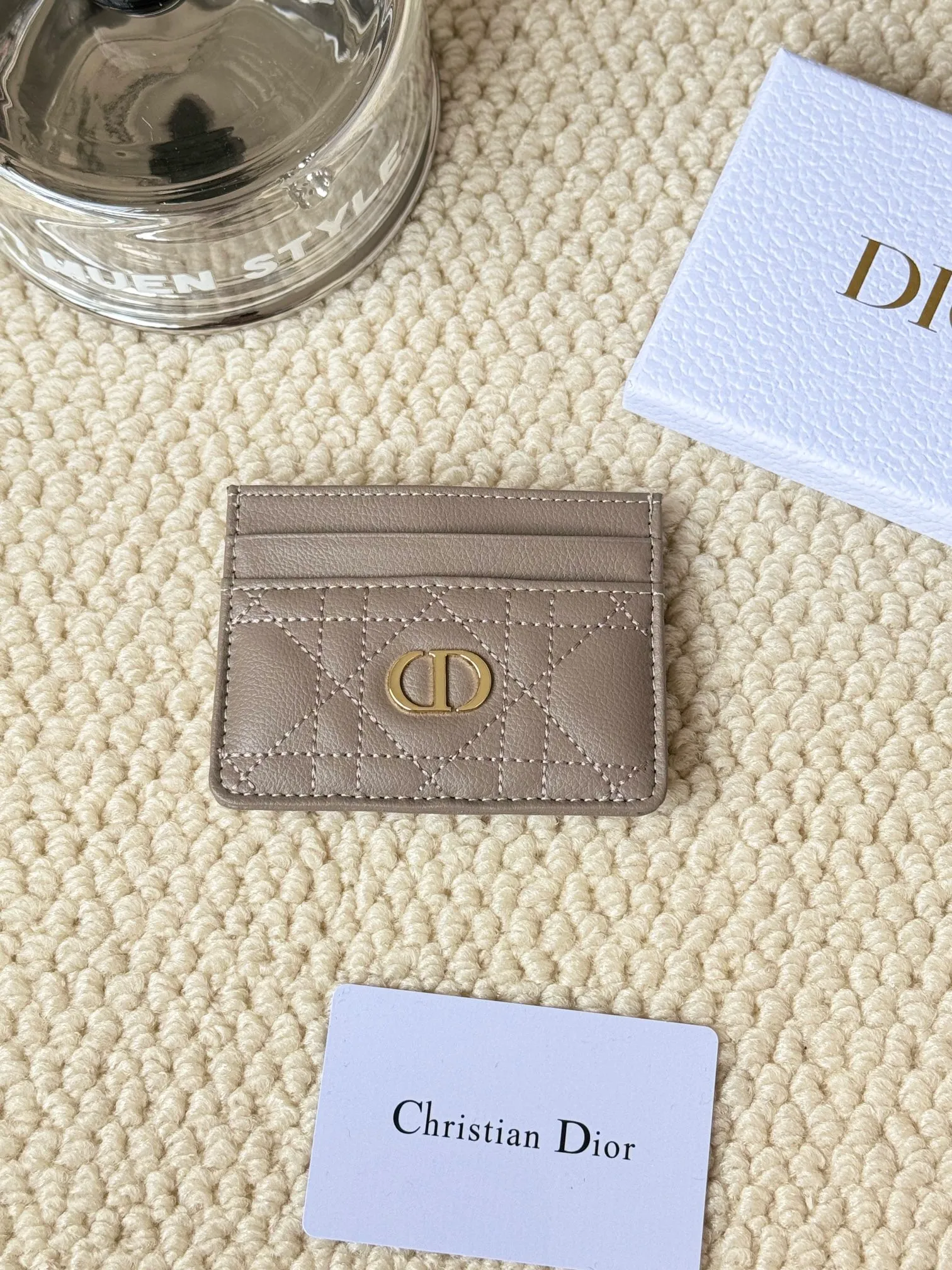 💰100 No.: S5130 Carefully crafted from soft cowhide, decorated with cannage pattern topstitching and embellished with the "CD" logo on the front. Elegant and sophisticated, it has five card slots and is suitable for various occasions. Size: 10.5*7.5cm Dior Caro five-compartment card holder is a new product this season, elegant and practical.