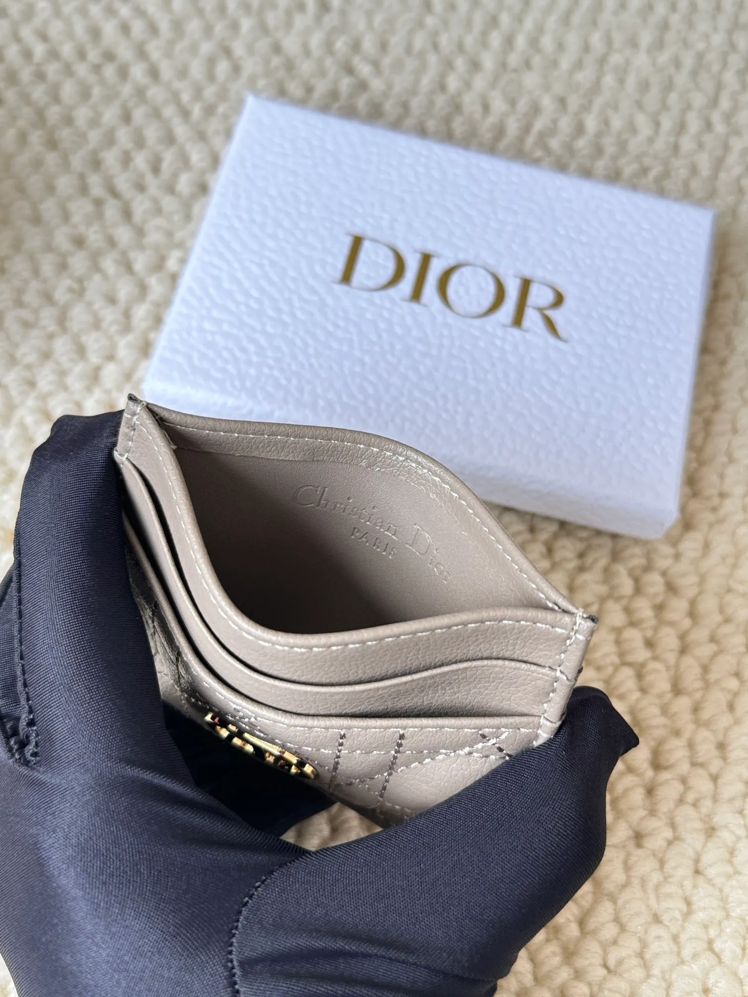 💰100 No.: S5130 Carefully crafted from soft cowhide, decorated with cannage pattern topstitching and embellished with the "CD" logo on the front. Elegant and sophisticated, it has five card slots and is suitable for various occasions. Size: 10.5*7.5cm Dior Caro five-compartment card holder is a new product this season, elegant and practical.
