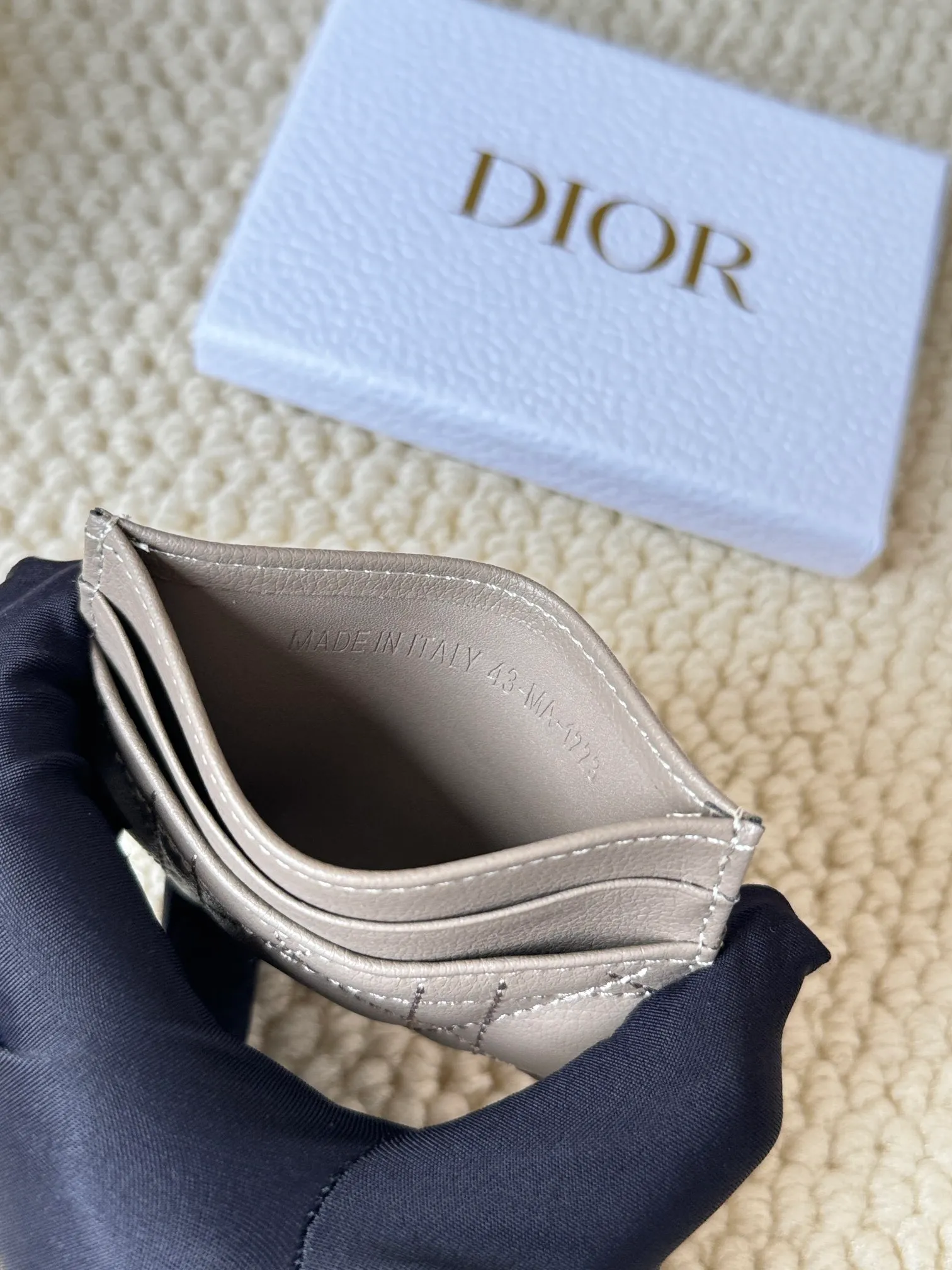 💰100 No.: S5130 Carefully crafted from soft cowhide, decorated with cannage pattern topstitching and embellished with the "CD" logo on the front. Elegant and sophisticated, it has five card slots and is suitable for various occasions. Size: 10.5*7.5cm Dior Caro five-compartment card holder is a new product this season, elegant and practical.