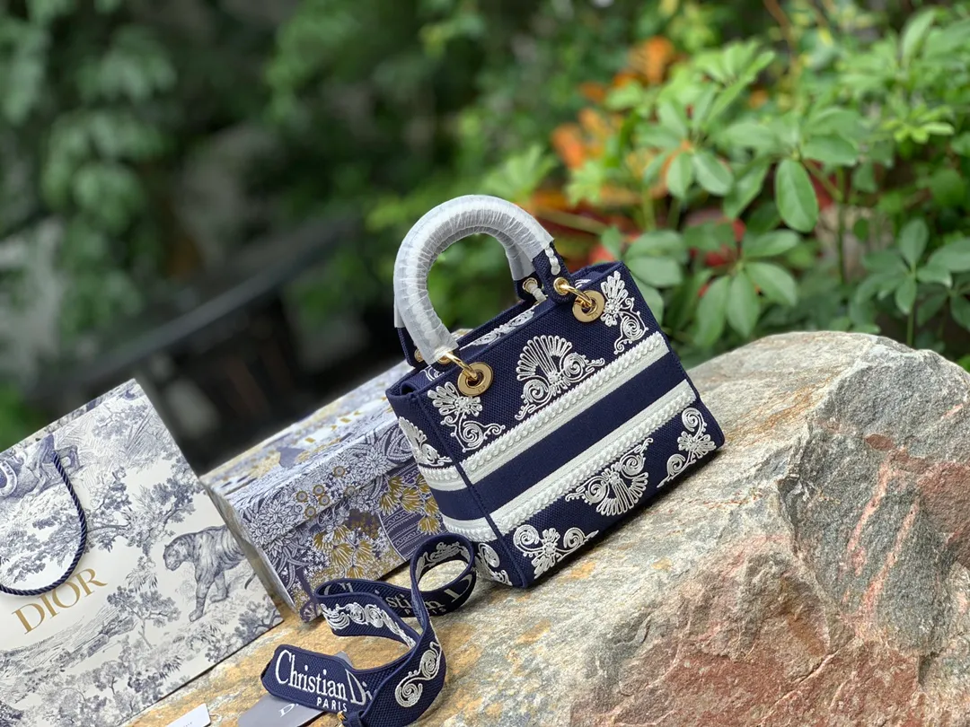 ❗️❗️❗️Free shipping with SF Express for year-end events❗️❗️❗️💰1800 Size: 24 x 20 x 11 CM dark blue lace style. Our purity and excellence are renowned! Share this hottest handbag at the moment, it’s on sale for 40,000 on the official website! Just look at the price on the official website and you will know how popular it is, not to mention that there are so many celebrities and fashionistas wearing it! There are many good-looking handbags, but not many with style! The actual bag is very exquisite, and it feels very valuable when carried on the back! It is small and exquisite but practical enough to accommodate daily needs when going out. It can be carried, carried or folded, and can be converted into different styles!