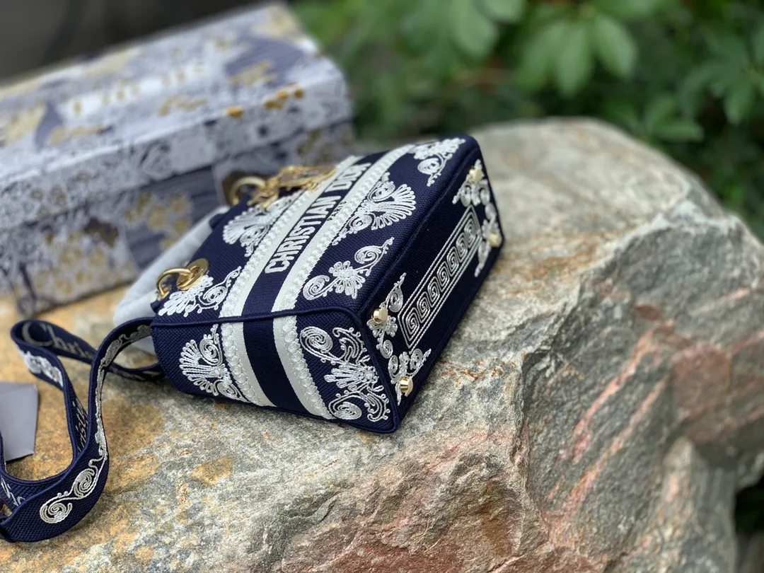❗️❗️❗️Free shipping with SF Express for year-end events❗️❗️❗️💰1800 Size: 24 x 20 x 11 CM dark blue lace style. Our purity and excellence are renowned! Share this hottest handbag at the moment, it’s on sale for 40,000 on the official website! Just look at the price on the official website and you will know how popular it is, not to mention that there are so many celebrities and fashionistas wearing it! There are many good-looking handbags, but not many with style! The actual bag is very exquisite, and it feels very valuable when carried on the back! It is small and exquisite but practical enough to accommodate daily needs when going out. It can be carried, carried or folded, and can be converted into different styles!