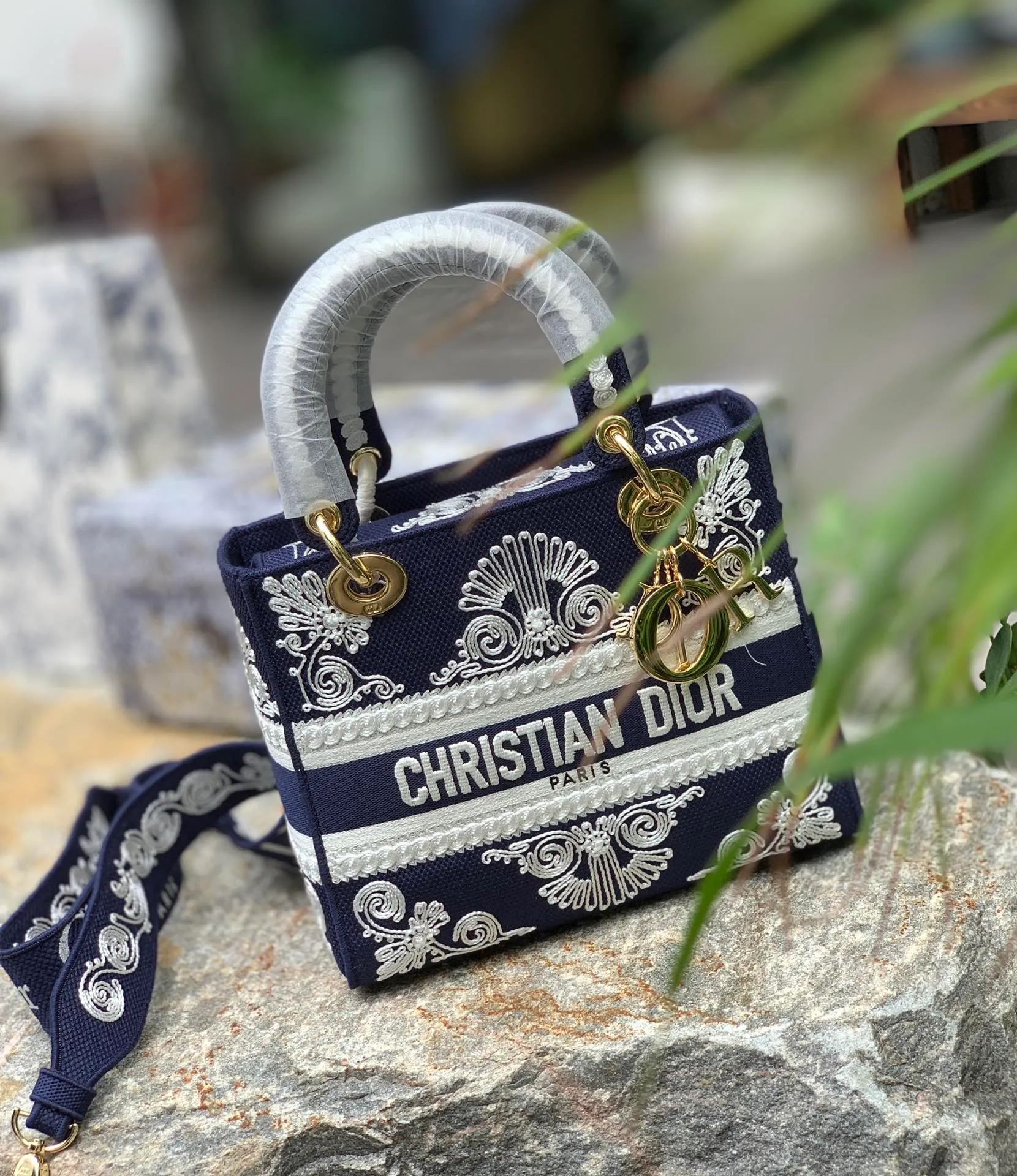 ❗️❗️❗️Free shipping with SF Express for year-end events❗️❗️❗️💰1800 Size: 24 x 20 x 11 CM dark blue lace style. Our purity and excellence are renowned! Share this hottest handbag at the moment, it’s on sale for 40,000 on the official website! Just look at the price on the official website and you will know how popular it is, not to mention that there are so many celebrities and fashionistas wearing it! There are many good-looking handbags, but not many with style! The actual bag is very exquisite, and it feels very valuable when carried on the back! It is small and exquisite but practical enough to accommodate daily needs when going out. It can be carried, carried or folded, and can be converted into different styles!