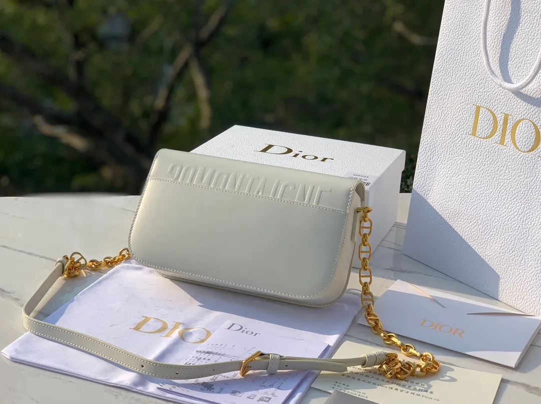 ❗️❗️❗️Free shipping with SF Express for year-end event❗️❗️❗️💰1800 Size 22.5×12.5×6.5cm 2023 Dior latest 30 Montaigne shipped, another king of fried buns🔥 As one of Dior's four major bag styles, Montaigne has always been deeply loved. This latest Montaigne hit me hard. The lines of the bag are smoother and rounder. It has a softer and warmer feeling than the old style. The original luxurious "BOX calfskin" is not afraid of time and becomes more and more beautiful ~ The enamel buckle shoulder strap is cleverly matched with cowhide, which is fashionable yet elegant. Wear it over one shoulder to show your personality. Hurry up and get it now. Be the first girl to wear this new style on your back when walking on the street.