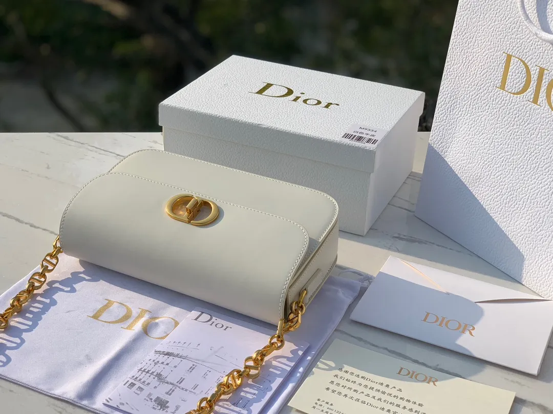 ❗️❗️❗️Free shipping with SF Express for year-end event❗️❗️❗️💰1800 Size 22.5×12.5×6.5cm 2023 Dior latest 30 Montaigne shipped, another king of fried buns🔥 As one of Dior's four major bag styles, Montaigne has always been deeply loved. This latest Montaigne hit me hard. The lines of the bag are smoother and rounder. It has a softer and warmer feeling than the old style. The original luxurious "BOX calfskin" is not afraid of time and becomes more and more beautiful ~ The enamel buckle shoulder strap is cleverly matched with cowhide, which is fashionable yet elegant. Wear it over one shoulder to show your personality. Hurry up and get it now. Be the first girl to wear this new style on your back when walking on the street.