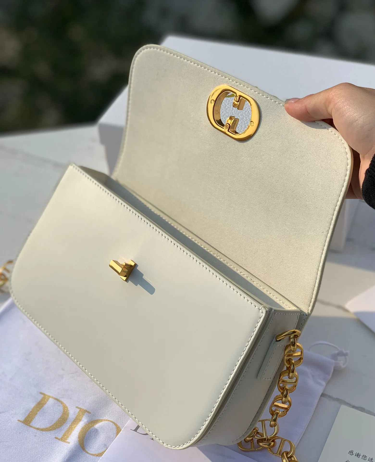 ❗️❗️❗️Free shipping with SF Express for year-end event❗️❗️❗️💰1800 Size 22.5×12.5×6.5cm 2023 Dior latest 30 Montaigne shipped, another king of fried buns🔥 As one of Dior's four major bag styles, Montaigne has always been deeply loved. This latest Montaigne hit me hard. The lines of the bag are smoother and rounder. It has a softer and warmer feeling than the old style. The original luxurious "BOX calfskin" is not afraid of time and becomes more and more beautiful ~ The enamel buckle shoulder strap is cleverly matched with cowhide, which is fashionable yet elegant. Wear it over one shoulder to show your personality. Hurry up and get it now. Be the first girl to wear this new style on your back when walking on the street.
