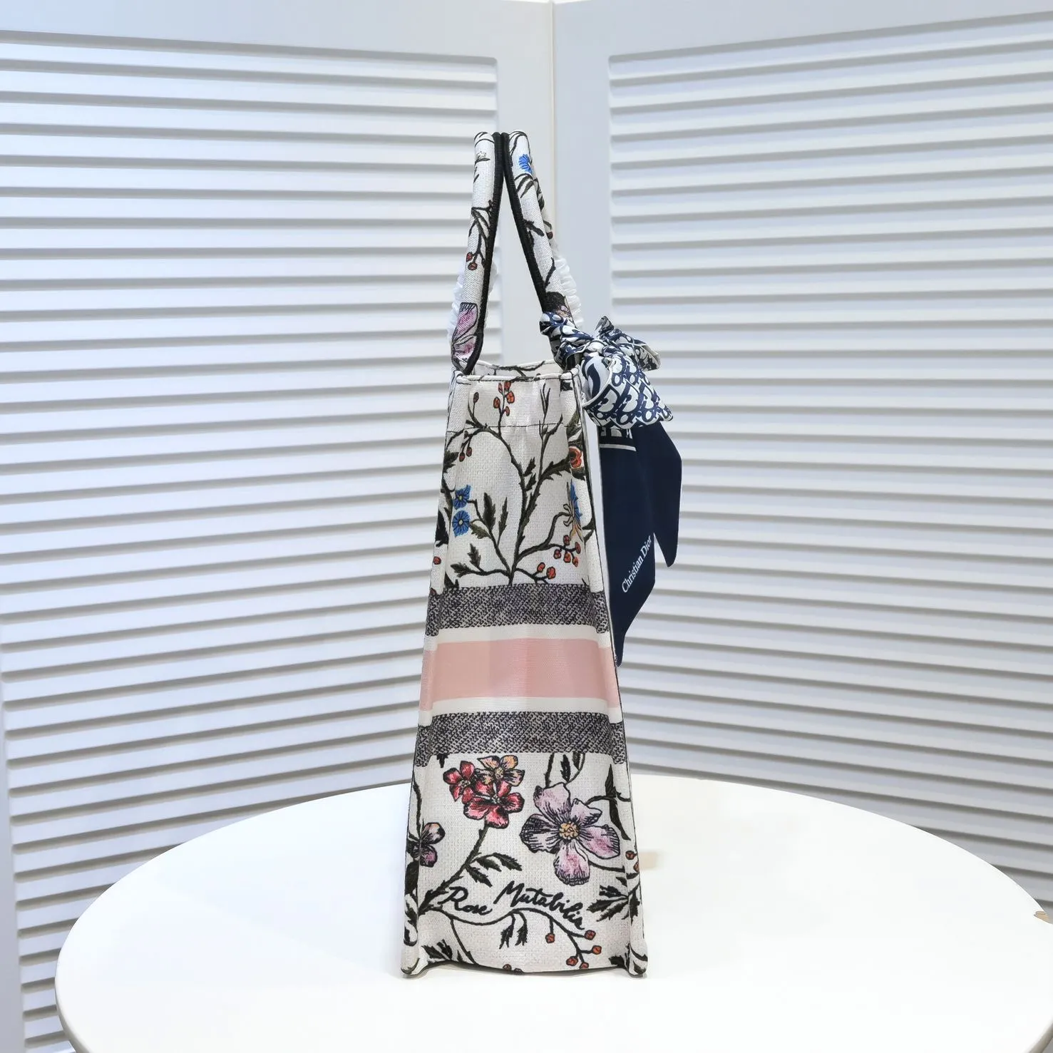 💰360￥With silk scarf, large size🔥 embroidered edge🔜Dior new shopping bag at Dior counter! Counters are updated simultaneously! Limited edition of the same style as the stars! Super stylish! Imported fabric👍high-end quality! You can go in and out of the counters at will without any pressure! The first choice for going out with super large capacity👍 Model: 8033 Size: 41*14*32cm