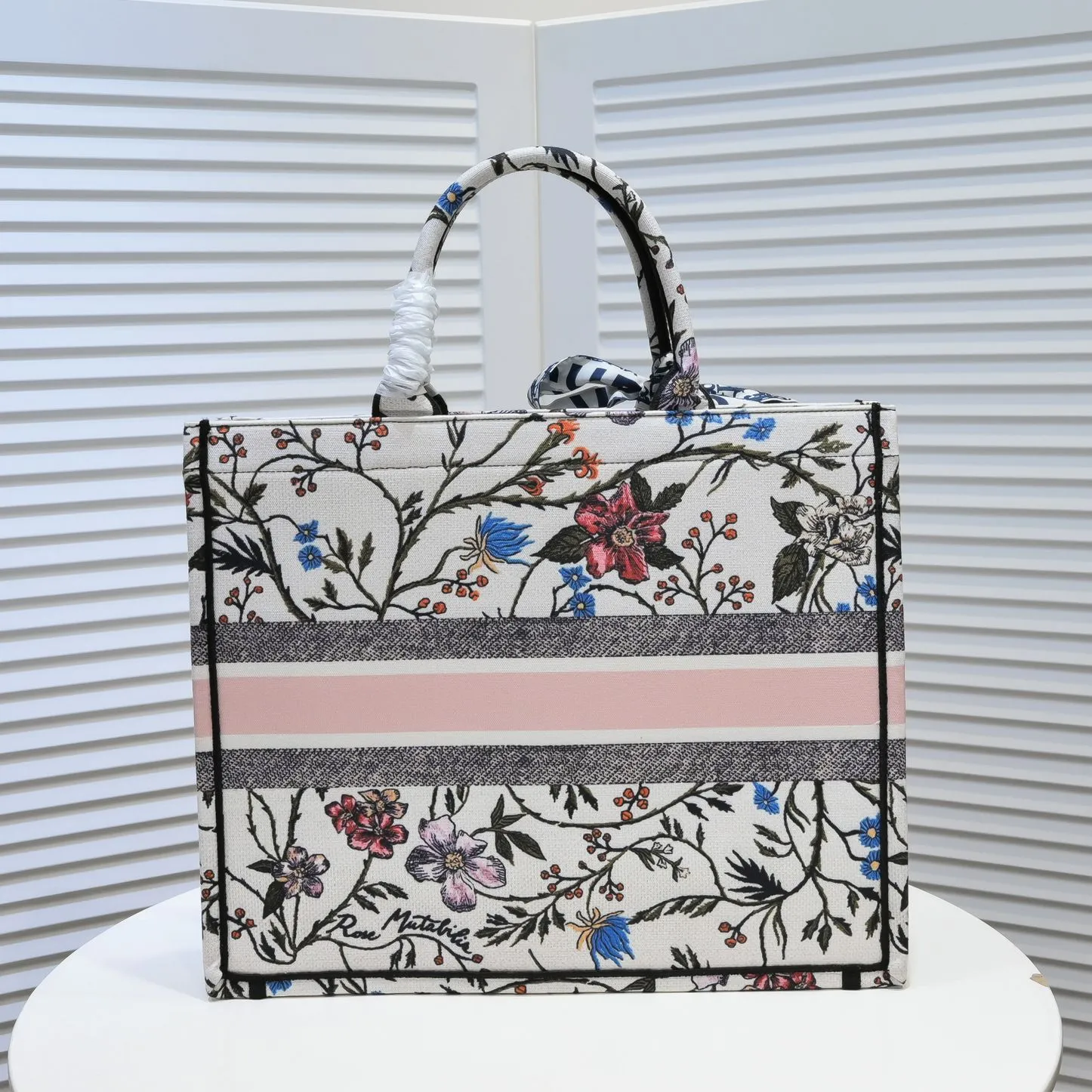 💰360￥With silk scarf, large size🔥 embroidered edge🔜Dior new shopping bag at Dior counter! Counters are updated simultaneously! Limited edition of the same style as the stars! Super stylish! Imported fabric👍high-end quality! You can go in and out of the counters at will without any pressure! The first choice for going out with super large capacity👍 Model: 8033 Size: 41*14*32cm
