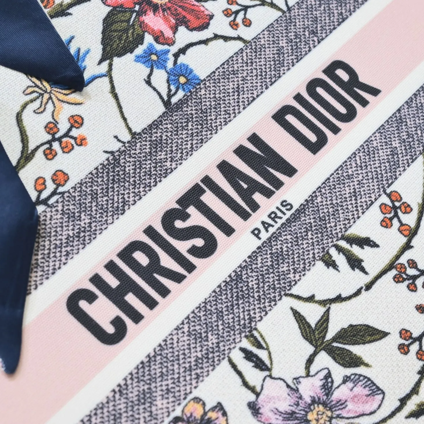 💰360￥With silk scarf, large size🔥 embroidered edge🔜Dior new shopping bag at Dior counter! Counters are updated simultaneously! Limited edition of the same style as the stars! Super stylish! Imported fabric👍high-end quality! You can go in and out of the counters at will without any pressure! The first choice for going out with super large capacity👍 Model: 8033 Size: 41*14*32cm