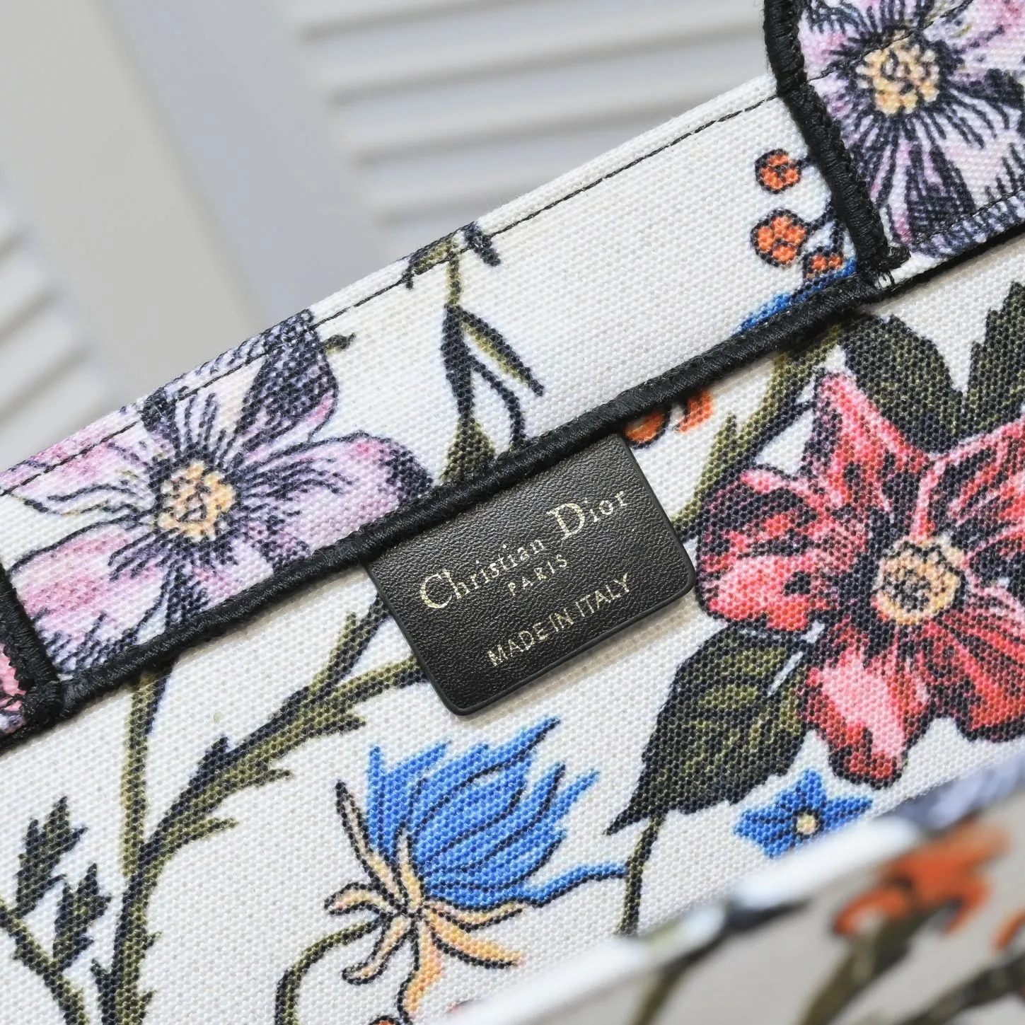 💰360￥With silk scarf, large size🔥 embroidered edge🔜Dior new shopping bag at Dior counter! Counters are updated simultaneously! Limited edition of the same style as the stars! Super stylish! Imported fabric👍high-end quality! You can go in and out of the counters at will without any pressure! The first choice for going out with super large capacity👍 Model: 8033 Size: 41*14*32cm
