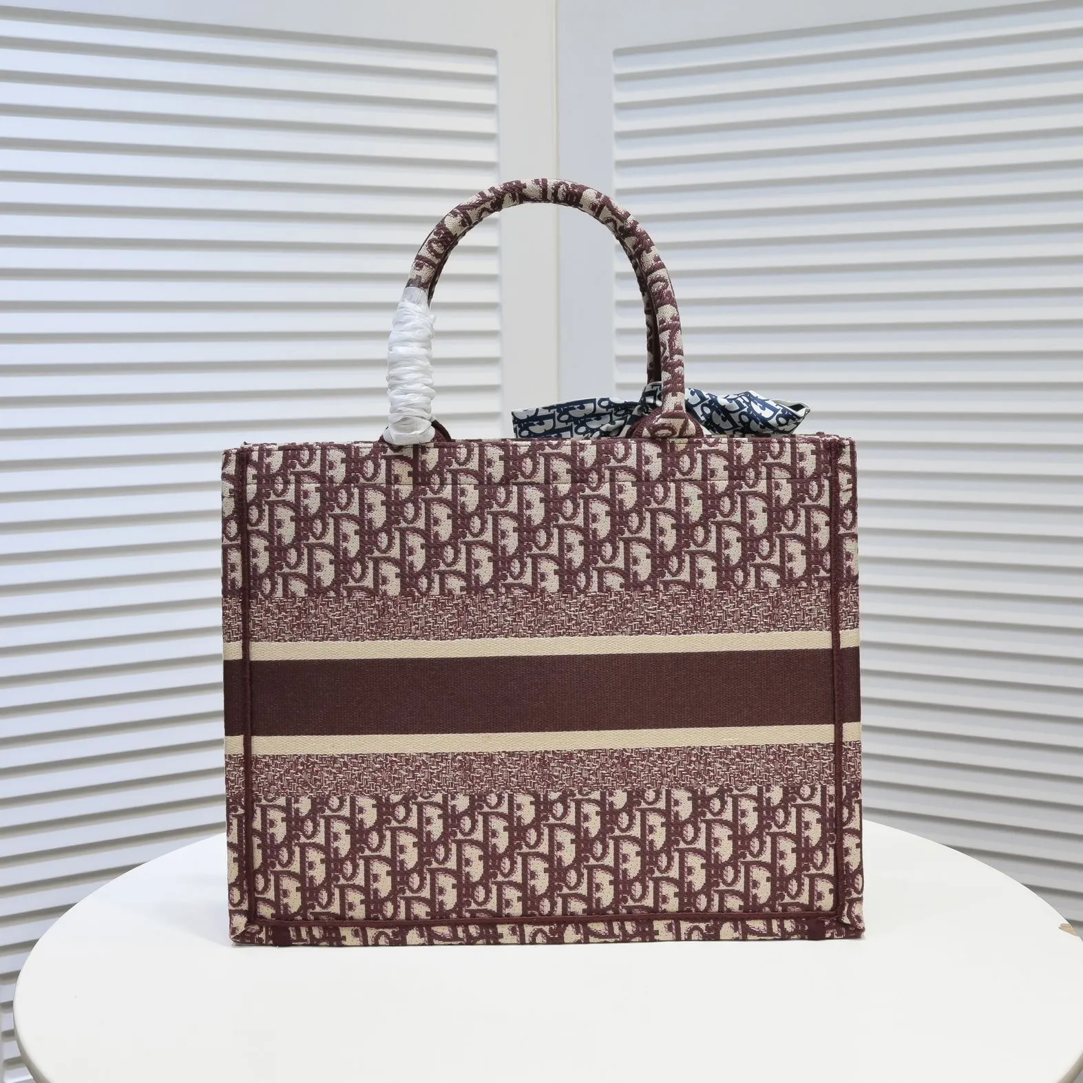 💰340￥Small size with silk scarf and overlock🔜Dior new shopping bag at Dior counter! Counters are updated simultaneously! Limited edition of the same style as the stars! Super stylish! Imported fabric👍high-end quality! Model: 8034 Size: 36*27*16cm