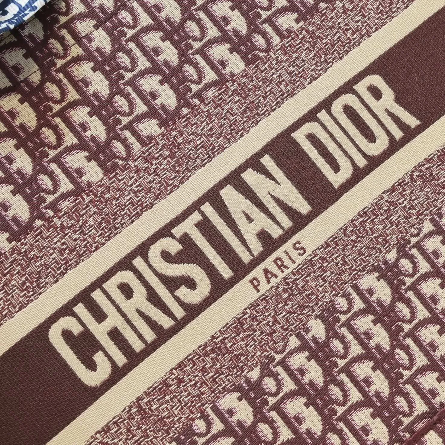 💰340￥Small size with silk scarf and overlock🔜Dior new shopping bag at Dior counter! Counters are updated simultaneously! Limited edition of the same style as the stars! Super stylish! Imported fabric👍high-end quality! Model: 8034 Size: 36*27*16cm