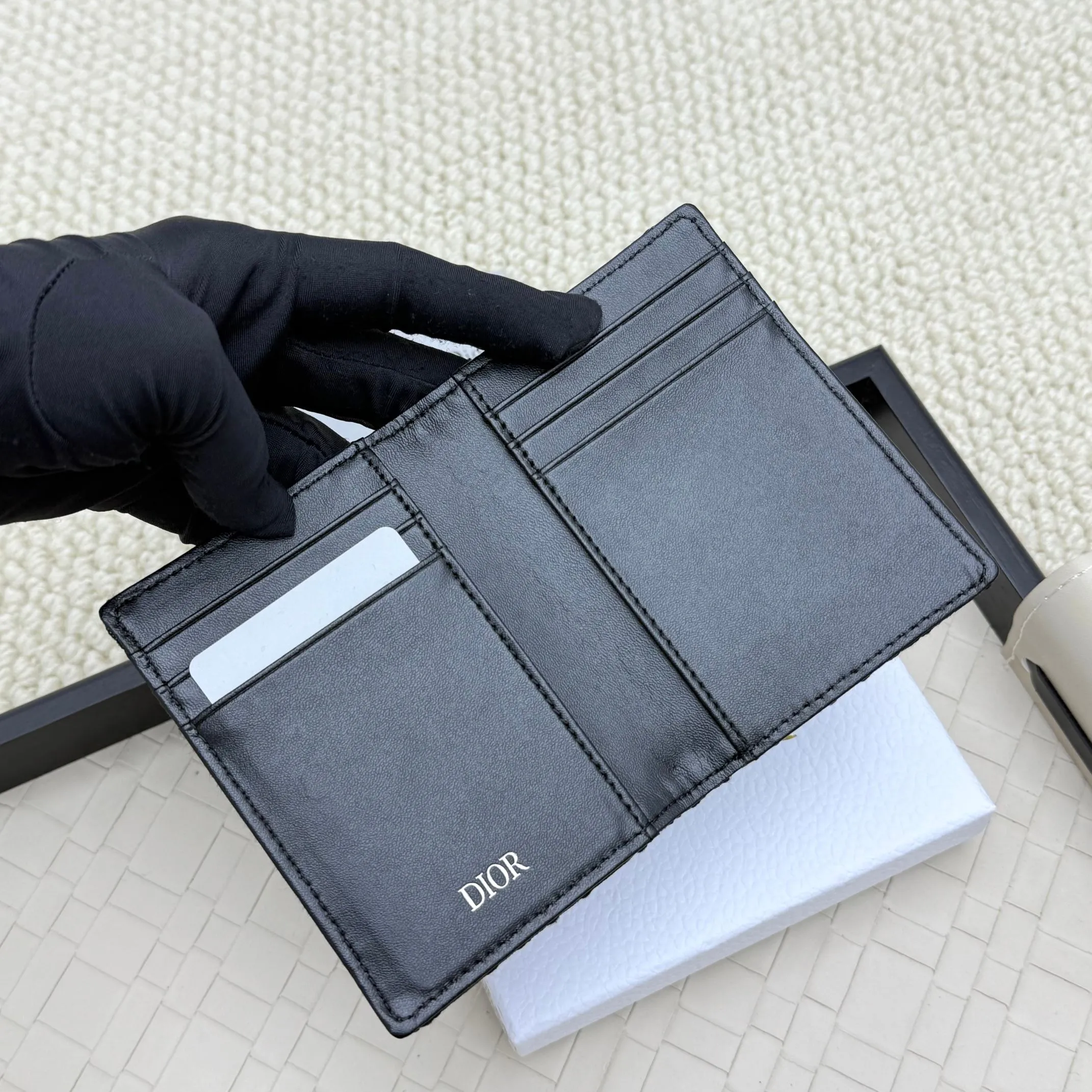💰120💋Dior’s new bi-fold card holder is an elegant accessory that showcases Dior’s exquisite craftsmanship. Crafted from black inlaid grained calfskin, this card holder is detailed with beige and black Oblique print fabric details that accentuate the classic saddle silhouette. There are three card slots on each side and two compartments for storing bills and cash. Elegantly styled with a metal-clad brass Dior signature on the front, it fits easily into any pocket. Style number: H138 Size: 8.2*11.2cm