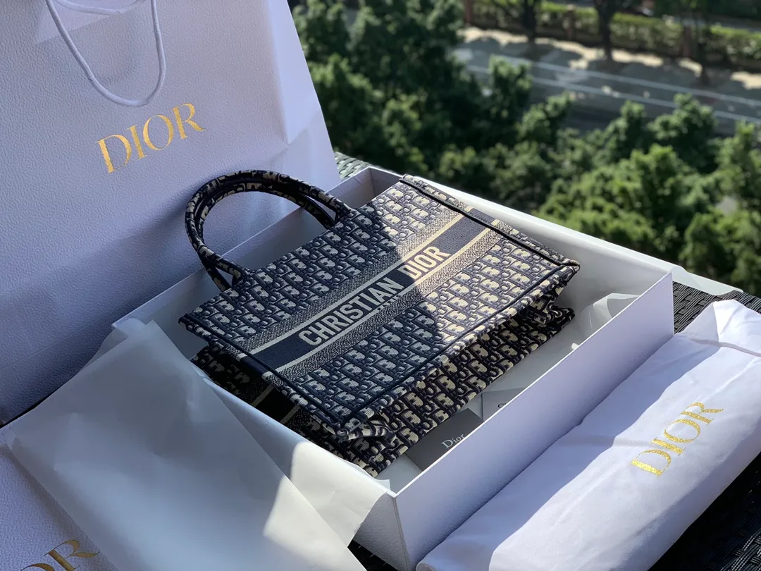 ❗️❗️❗️Free shipping with SF Express for year-end events❗️❗️❗️💰1500 Size 36.5 x 28 x 17.5 cm If you are willing to spend ￥52000RMB to buy the genuine product, it is imported from Europe, it is definitely the same thing! This time, the goods are hard goods. Even the packaging is 100% used by counters. The quality and color are all counter-level. It is difficult to buy them even if you have money! The materials are very stiff and all imported materials are used! The paper used in the market is not imported. It is very thin and easy to rot. From the packaging point of view, it is not of the same grade at all! We are quite sure that the price of this quality in Guangzhou should be 2500-3200. We are the kind of counters that sell goods at good prices and through simultaneous channels! !