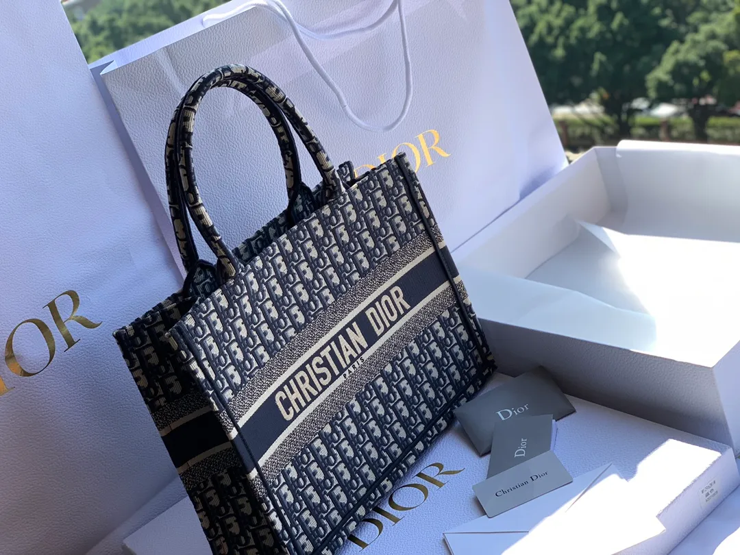 ❗️❗️❗️Free shipping with SF Express for year-end events❗️❗️❗️💰1500 Size 36.5 x 28 x 17.5 cm If you are willing to spend ￥52000RMB to buy the genuine product, it is imported from Europe, it is definitely the same thing! This time, the goods are hard goods. Even the packaging is 100% used by counters. The quality and color are all counter-level. It is difficult to buy them even if you have money! The materials are very stiff and all imported materials are used! The paper used in the market is not imported. It is very thin and easy to rot. From the packaging point of view, it is not of the same grade at all! We are quite sure that the price of this quality in Guangzhou should be 2500-3200. We are the kind of counters that sell goods at good prices and through simultaneous channels! !