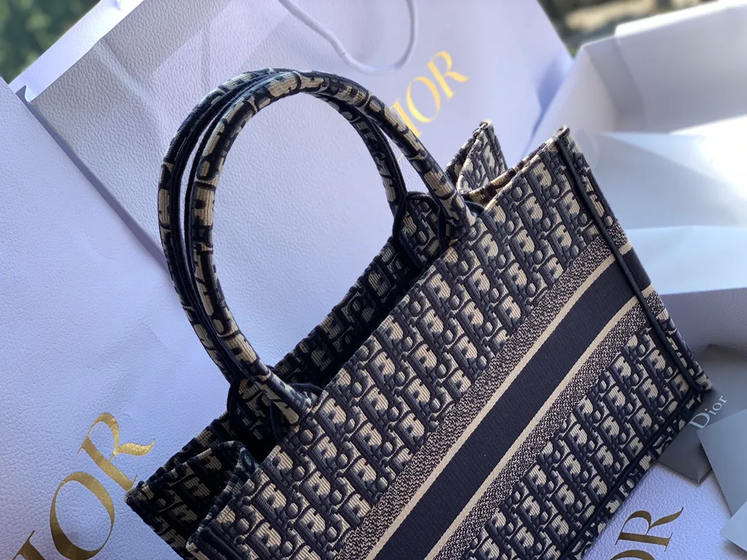 ❗️❗️❗️Free shipping with SF Express for year-end events❗️❗️❗️💰1500 Size 36.5 x 28 x 17.5 cm If you are willing to spend ￥52000RMB to buy the genuine product, it is imported from Europe, it is definitely the same thing! This time, the goods are hard goods. Even the packaging is 100% used by counters. The quality and color are all counter-level. It is difficult to buy them even if you have money! The materials are very stiff and all imported materials are used! The paper used in the market is not imported. It is very thin and easy to rot. From the packaging point of view, it is not of the same grade at all! We are quite sure that the price of this quality in Guangzhou should be 2500-3200. We are the kind of counters that sell goods at good prices and through simultaneous channels! !
