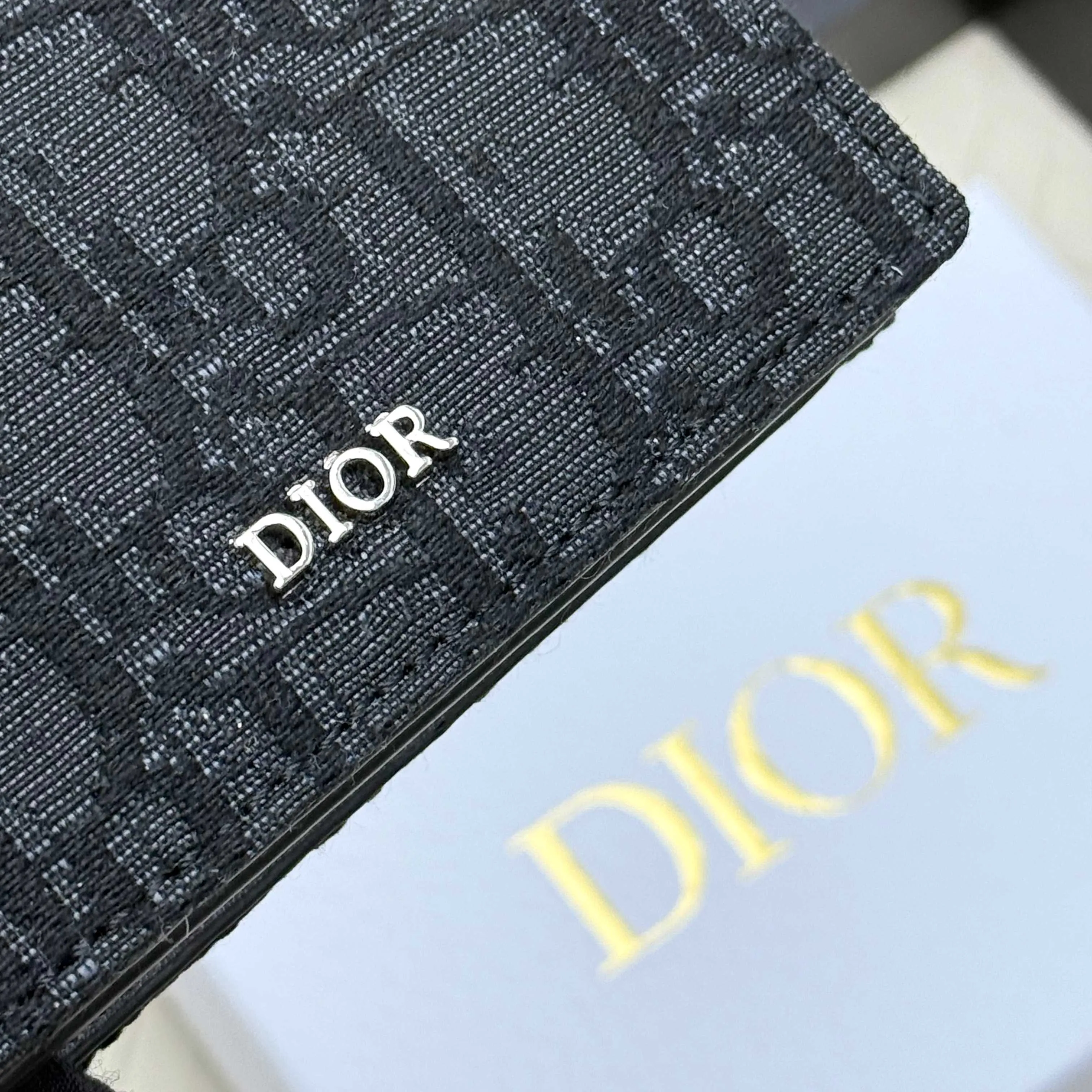 ￥120💰Business card holder is practical and exquisite👏🏻The interior is made of black smooth cowhide. Featuring an interior gusseted compartment with card slots, and a flip-top lid with two card slots. "DIOR" logo on the front and interior. No.: 136 Size: 10*6.8*2cm