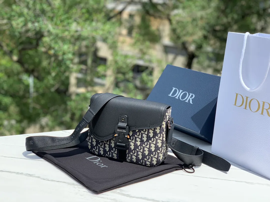 Top upgraded version 💰1460 Dior Dior saddle messenger bag, size 23×18×6cm, shipped from the factory. This saddle messenger bag adopts a classic design, showing exquisite elegance, and enhances the style of the saddle series. It is carefully made of black grained cow leather and decorated with contrasting topstitching. The saddle flap is embellished with a Christian Dior logo aluminum buckle, and is equipped with an adjustable leather shoulder strap, which can be carried on the shoulder or crossbody. This is simply a series you will regret not buying. It is suitable for both men and women.