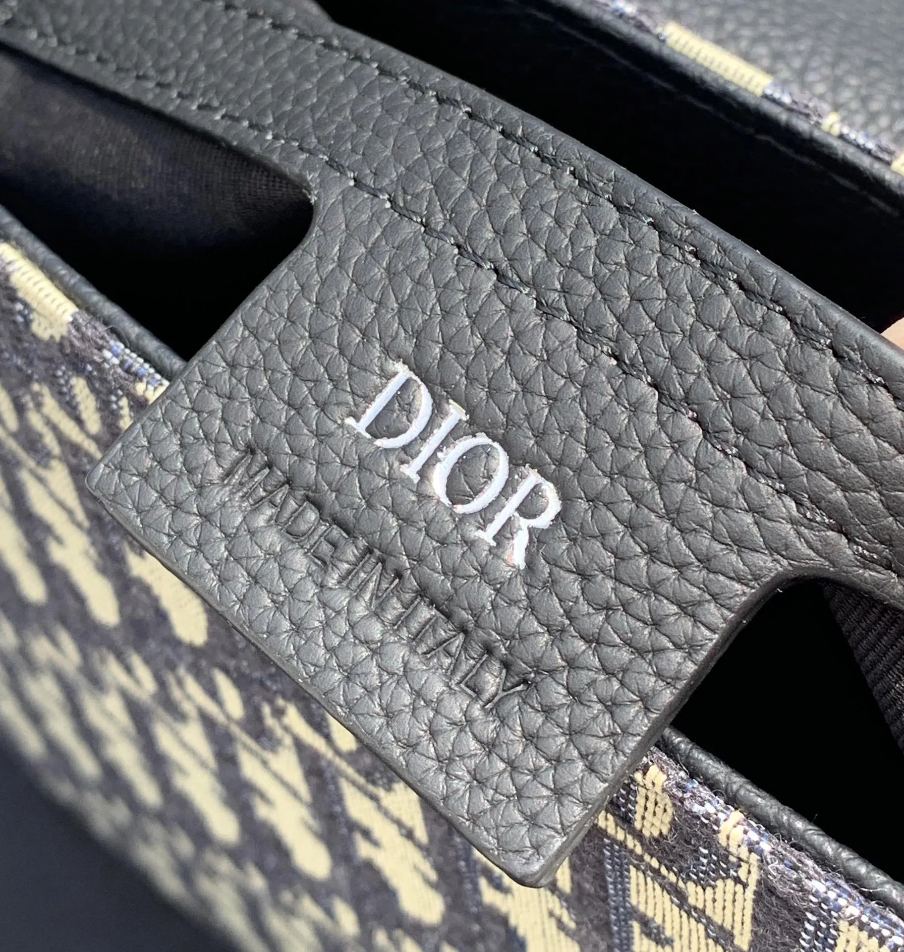 Top upgraded version 💰1460 Dior Dior saddle messenger bag, size 23×18×6cm, shipped from the factory. This saddle messenger bag adopts a classic design, showing exquisite elegance, and enhances the style of the saddle series. It is carefully made of black grained cow leather and decorated with contrasting topstitching. The saddle flap is embellished with a Christian Dior logo aluminum buckle, and is equipped with an adjustable leather shoulder strap, which can be carried on the shoulder or crossbody. This is simply a series you will regret not buying. It is suitable for both men and women.