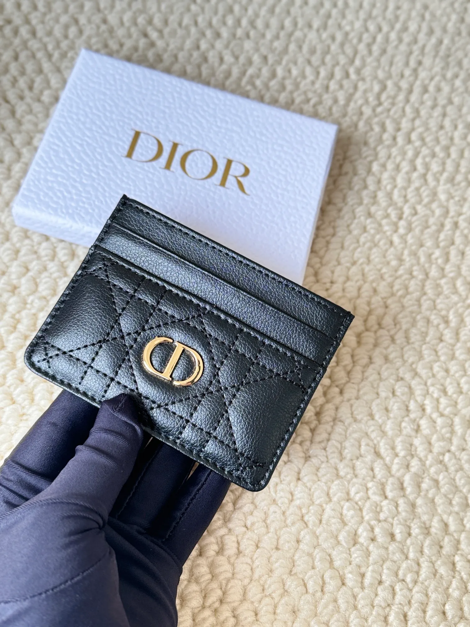 💰100 No.: S5130 Carefully crafted from soft cowhide, decorated with cannage pattern topstitching and embellished with the "CD" logo on the front. Elegant and sophisticated, it has five card slots and is suitable for various occasions. Size: 10.5*7.5cm Dior Caro five-compartment card holder is a new product this season, elegant and practical.