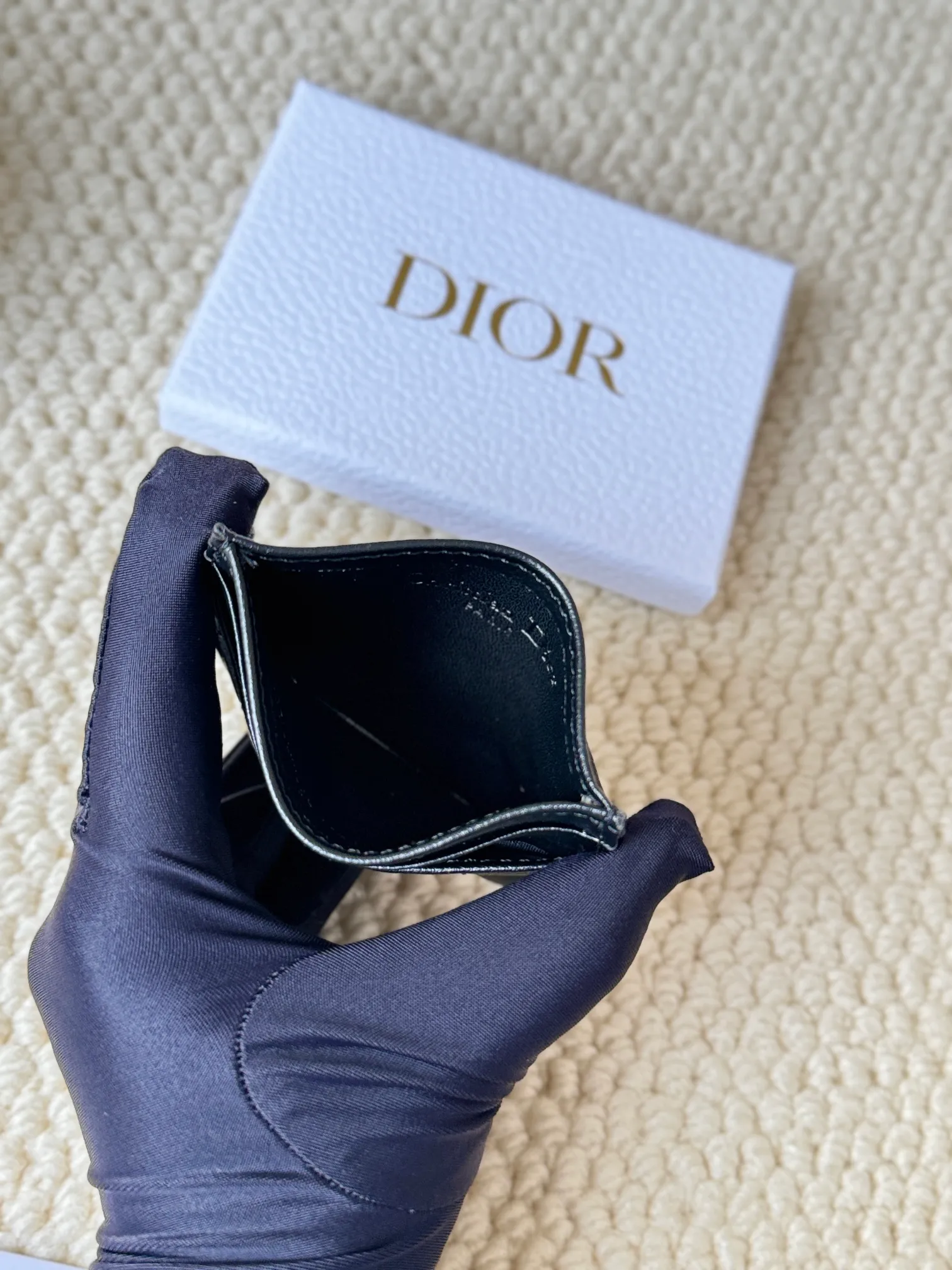 💰100 No.: S5130 Carefully crafted from soft cowhide, decorated with cannage pattern topstitching and embellished with the "CD" logo on the front. Elegant and sophisticated, it has five card slots and is suitable for various occasions. Size: 10.5*7.5cm Dior Caro five-compartment card holder is a new product this season, elegant and practical.