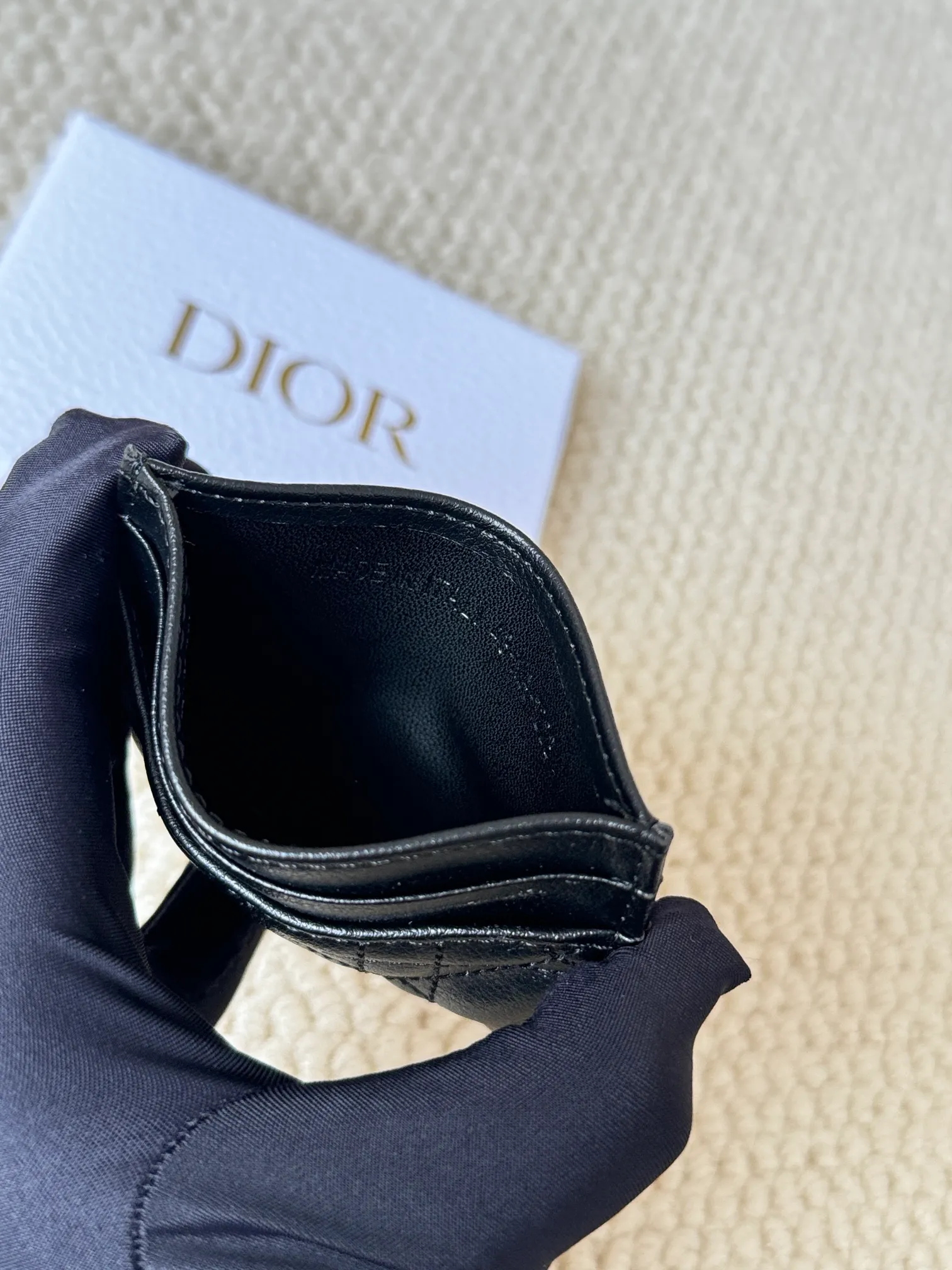 💰100 No.: S5130 Carefully crafted from soft cowhide, decorated with cannage pattern topstitching and embellished with the "CD" logo on the front. Elegant and sophisticated, it has five card slots and is suitable for various occasions. Size: 10.5*7.5cm Dior Caro five-compartment card holder is a new product this season, elegant and practical.